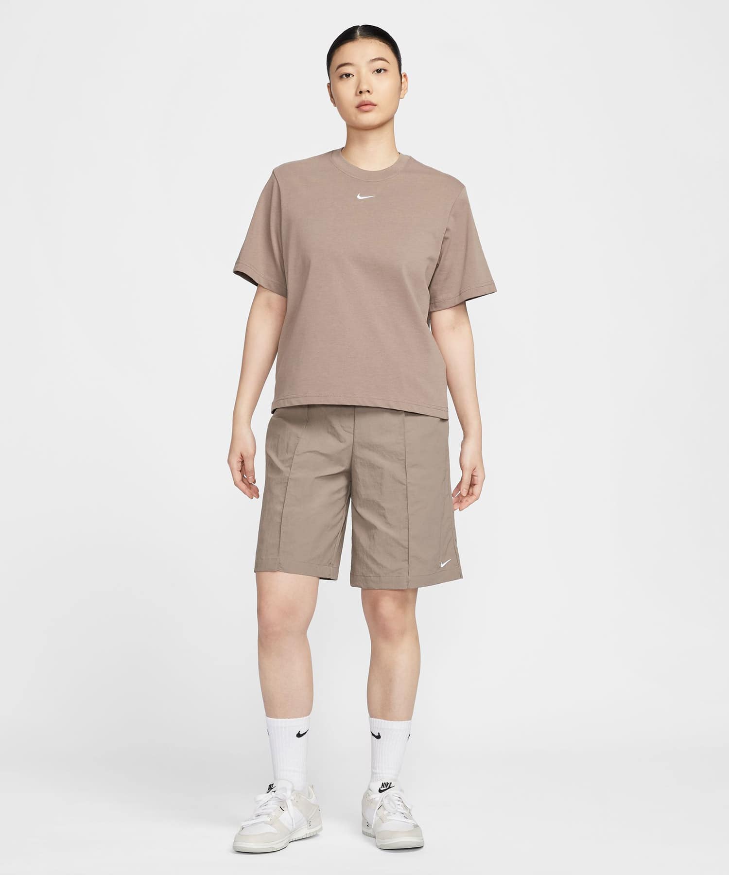 NIKE AS W NSW EVRYTHNG WVN HR 9" SH MINK BROWN/WHITEの画像