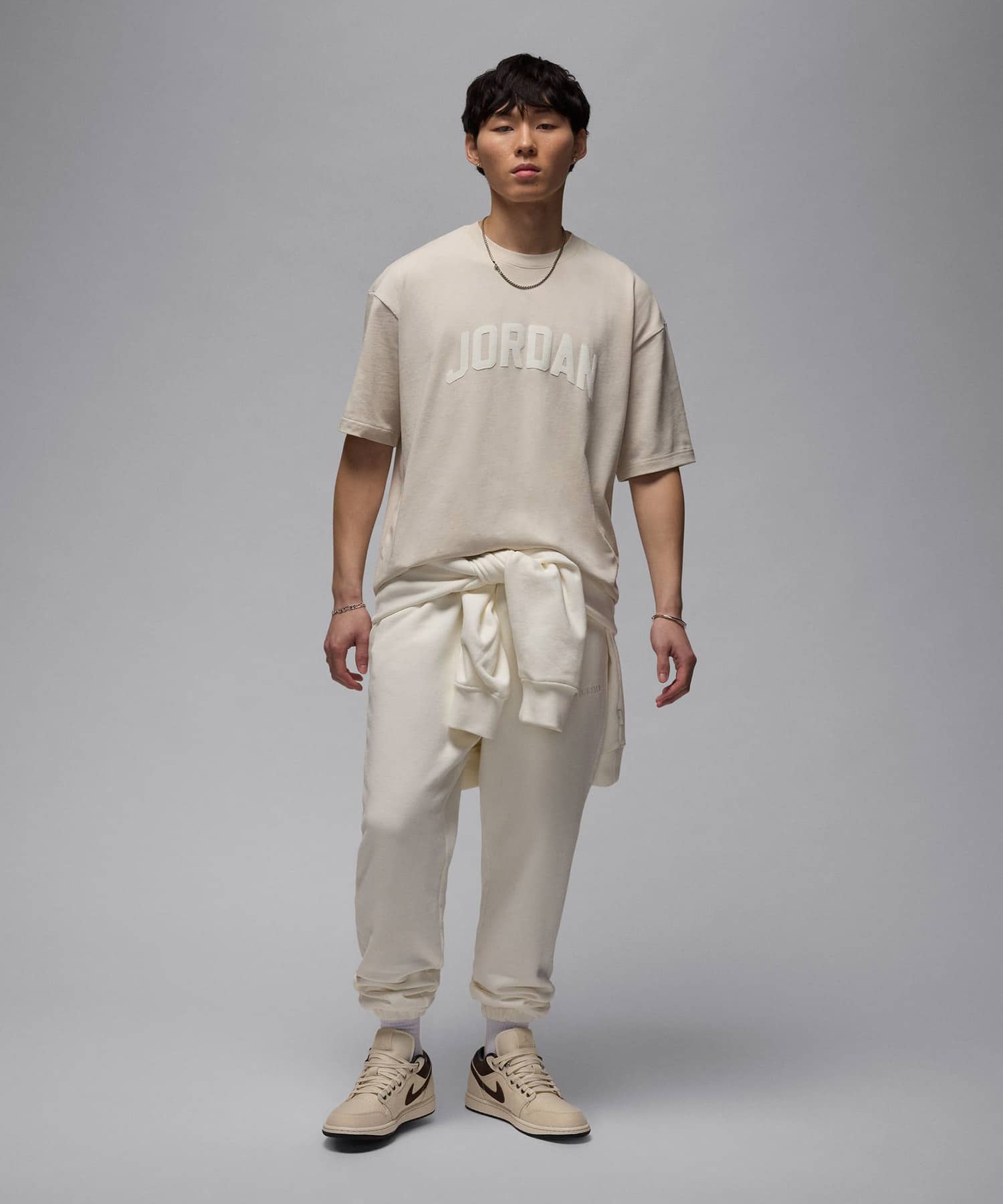 JORDAN BRAND M J FLT ESS BOXY SS CREW LT OREWOOD BRN/SAILの画像