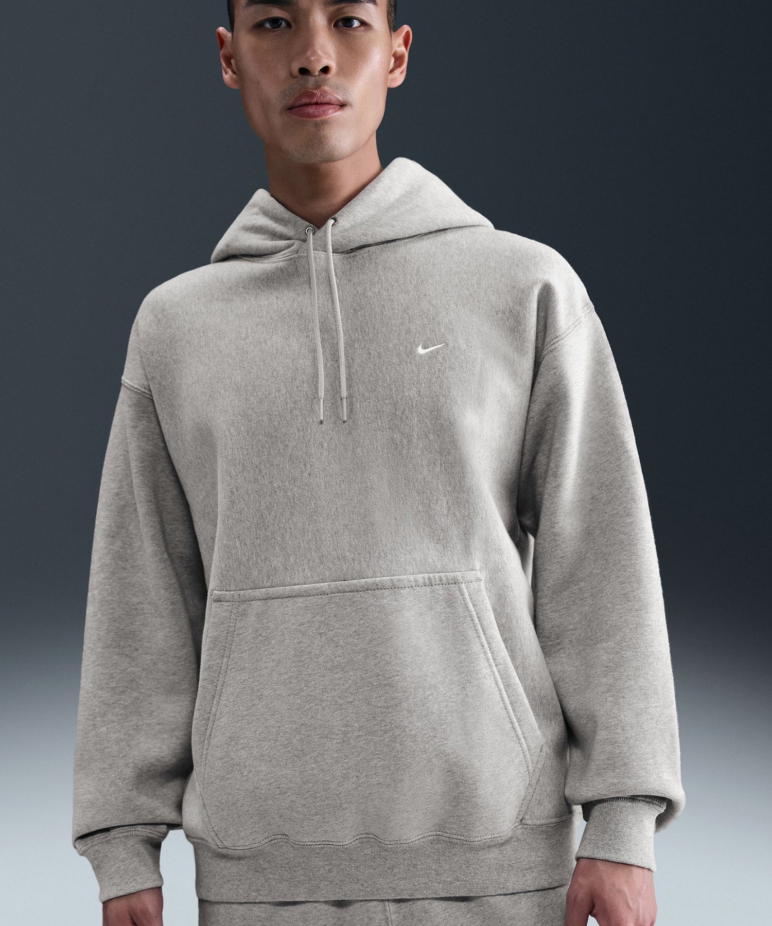 NIKE AS M NL SOLO SWSH BB PO HOODIE DK GREY HEATHER/LT SMOKE GREY/WHITEの画像