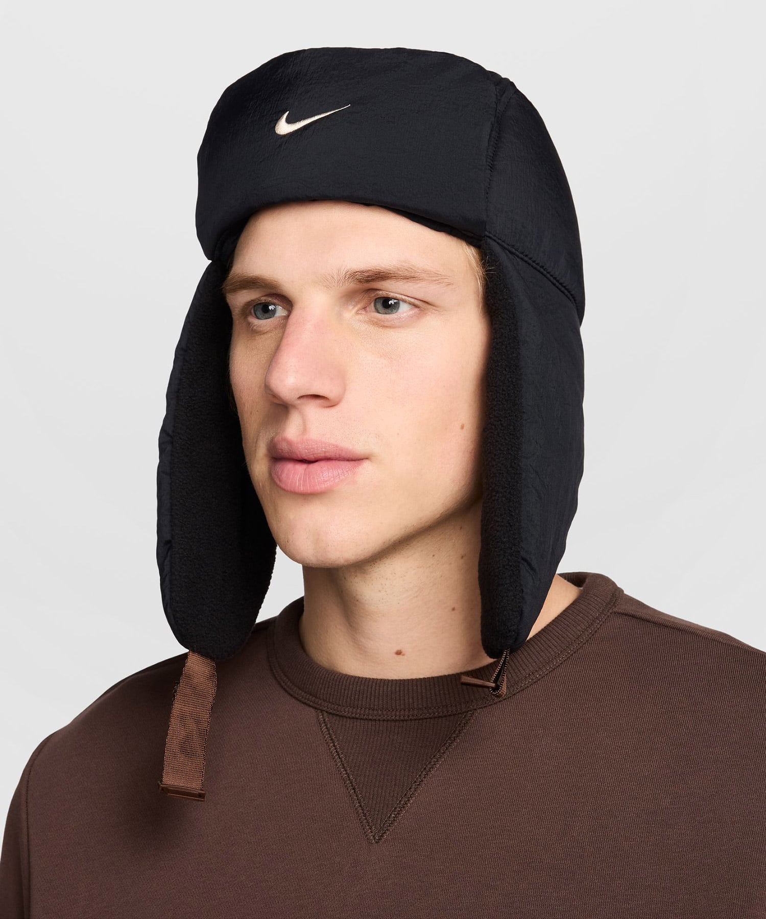 NIKE U NK FLY CAP PUFFER TRAPPER L BLACK/BLACK/SANDDRIFTの画像