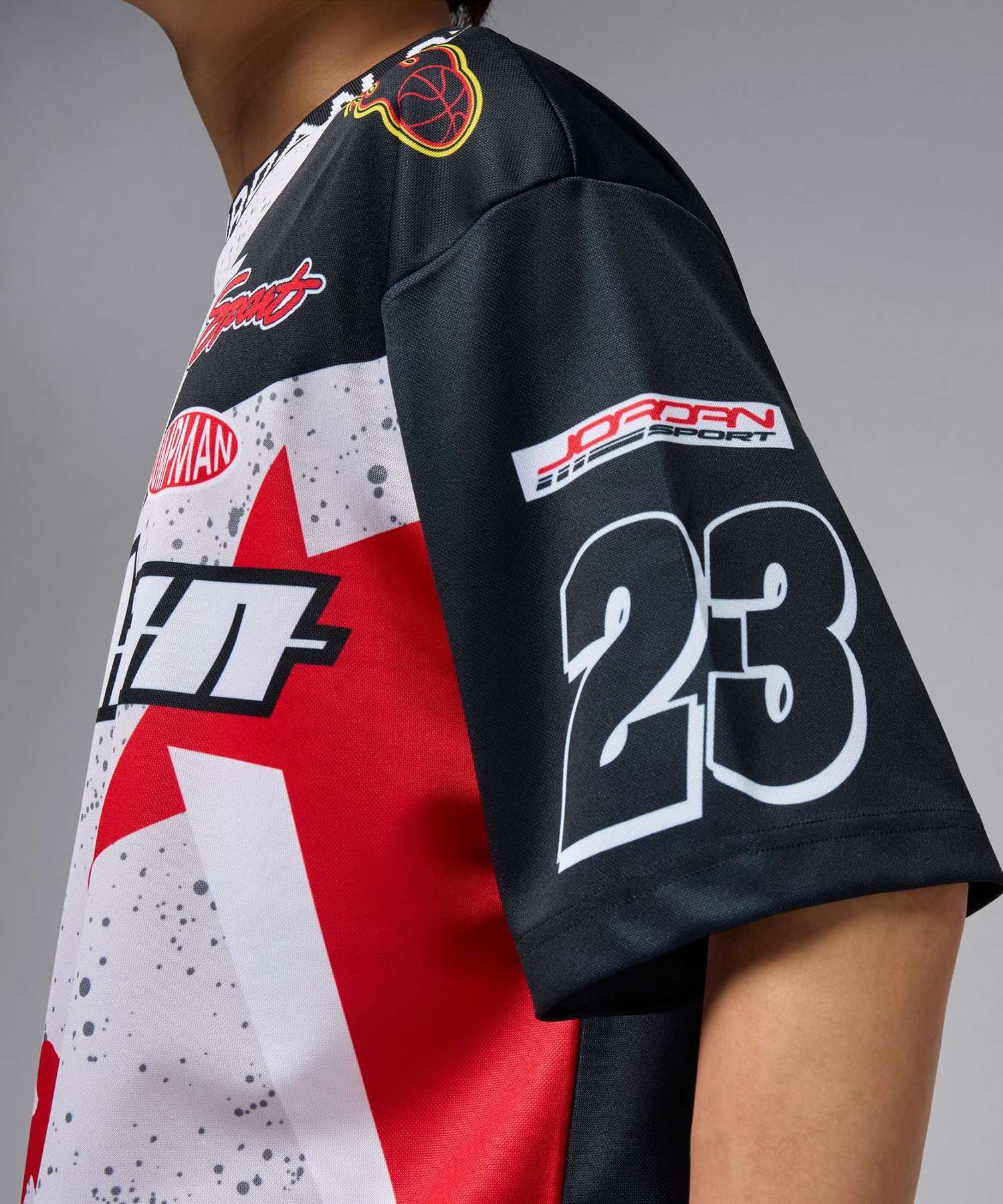 JORDAN BRAND M J ESS STMT GFX SS TOP MTRSPT NEUTRAL GREY/BLACK/FIRE REDの画像