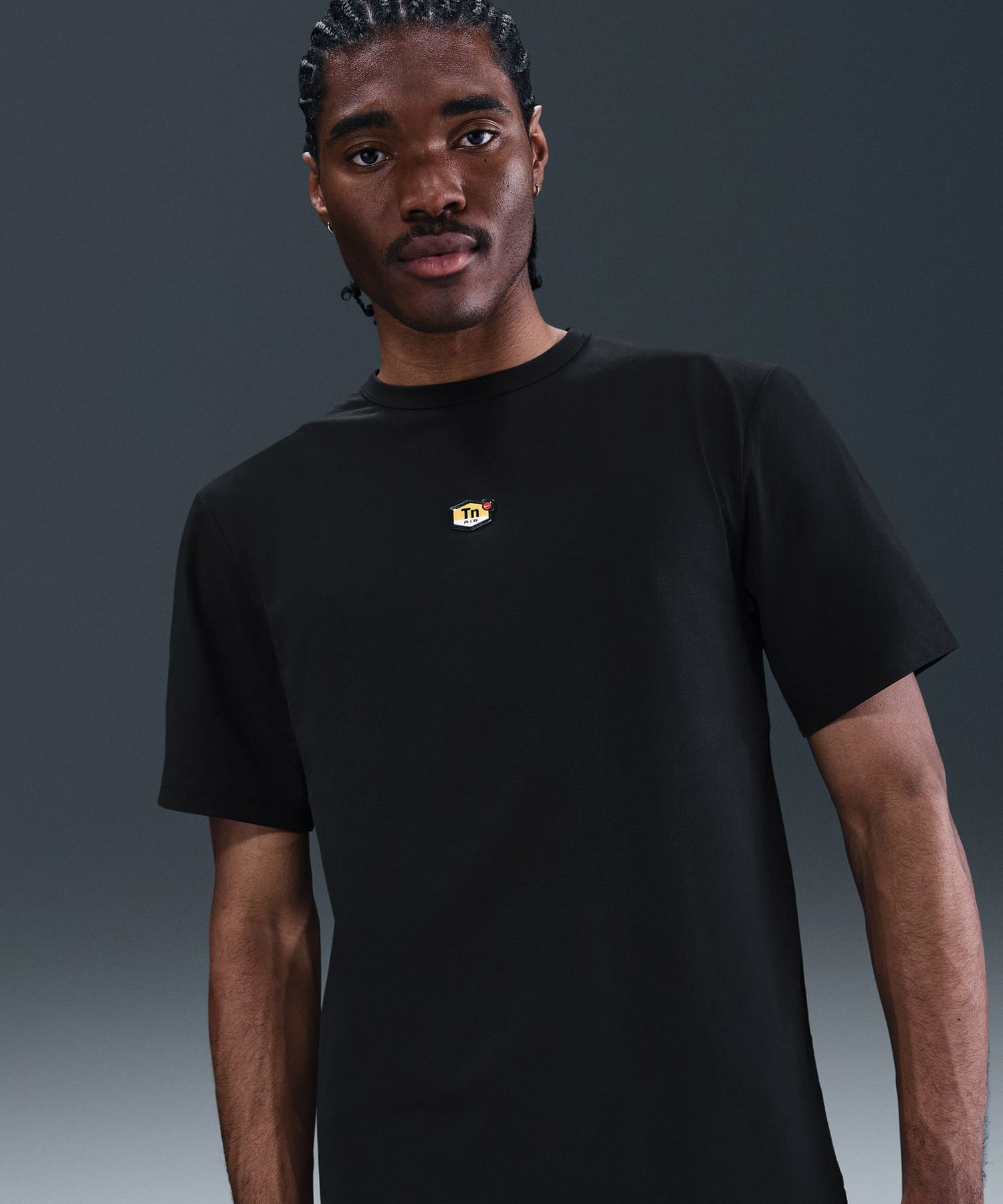 NIKE M NSW TN TEE BLACK/UNIVERSITY REDの画像