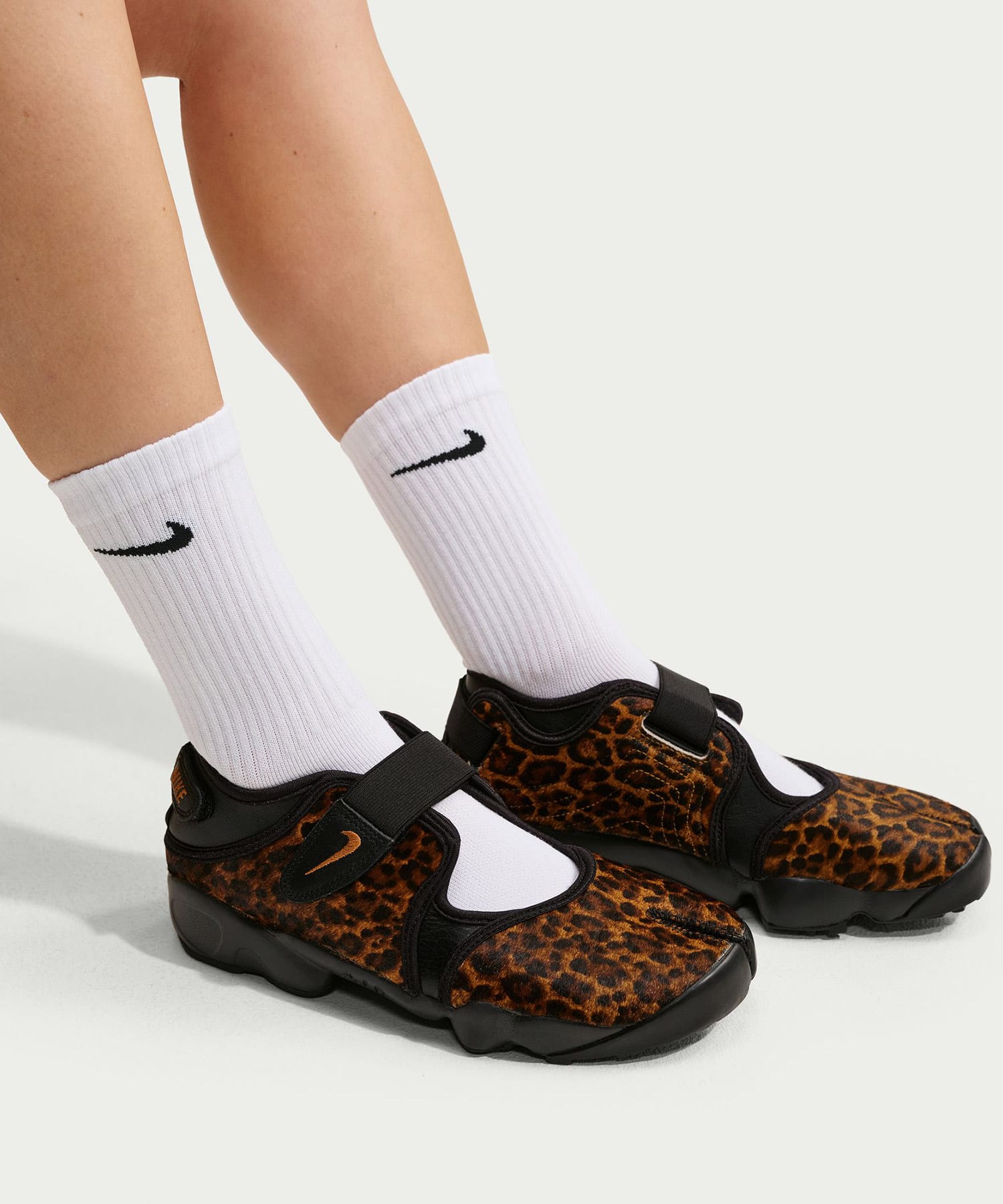 NIKE WMNS AIR RIFT BLACK/DESERT OCHREの画像