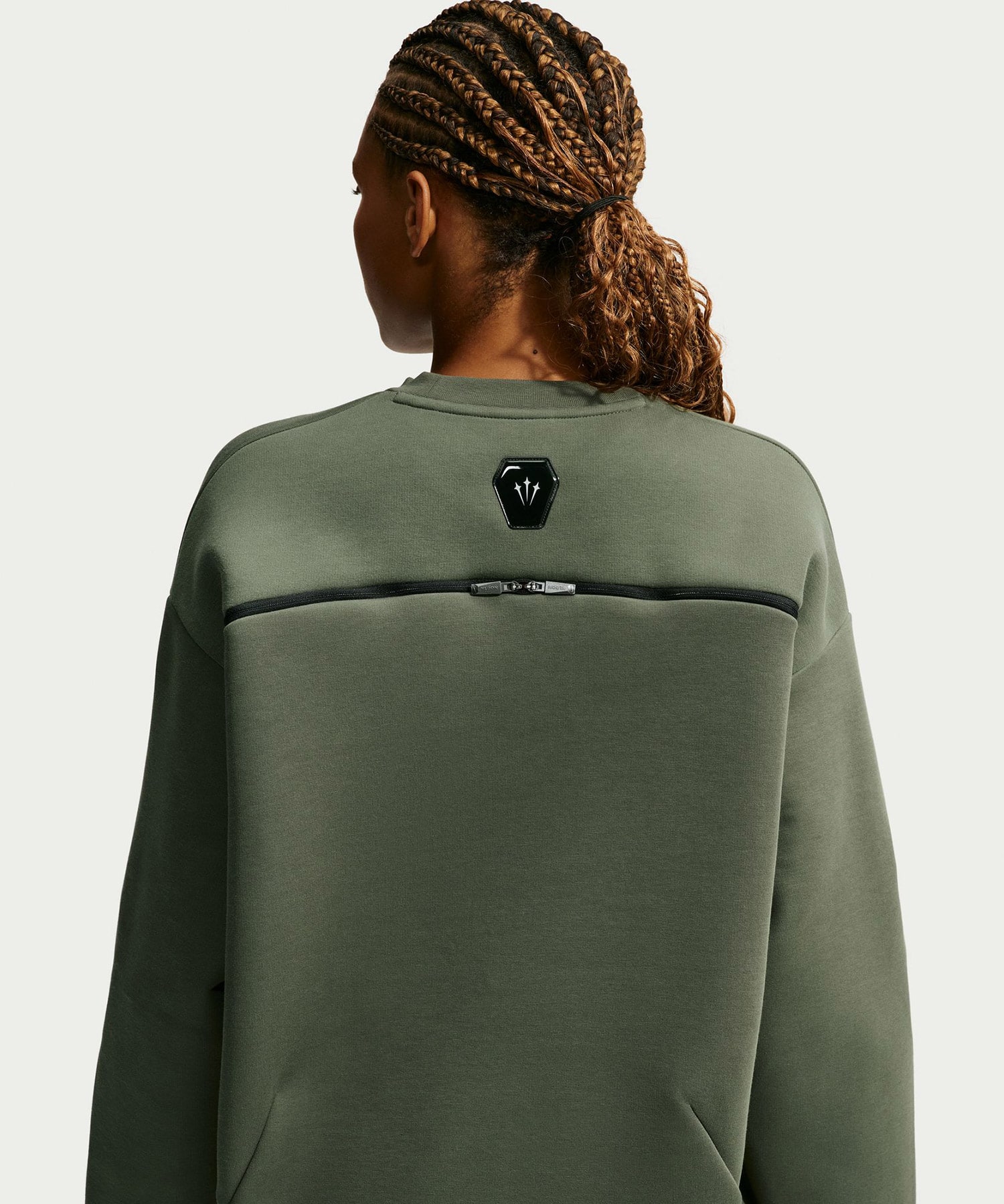 NIKE M NRG NOCTA TRAPEZOID CUT CREW OLIVEの画像