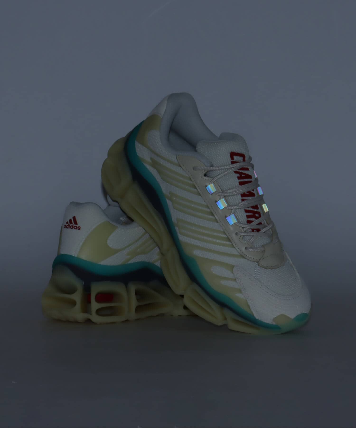 adidas Chavarria Megaride AG CREWHT/WARVAN/POWREDの画像