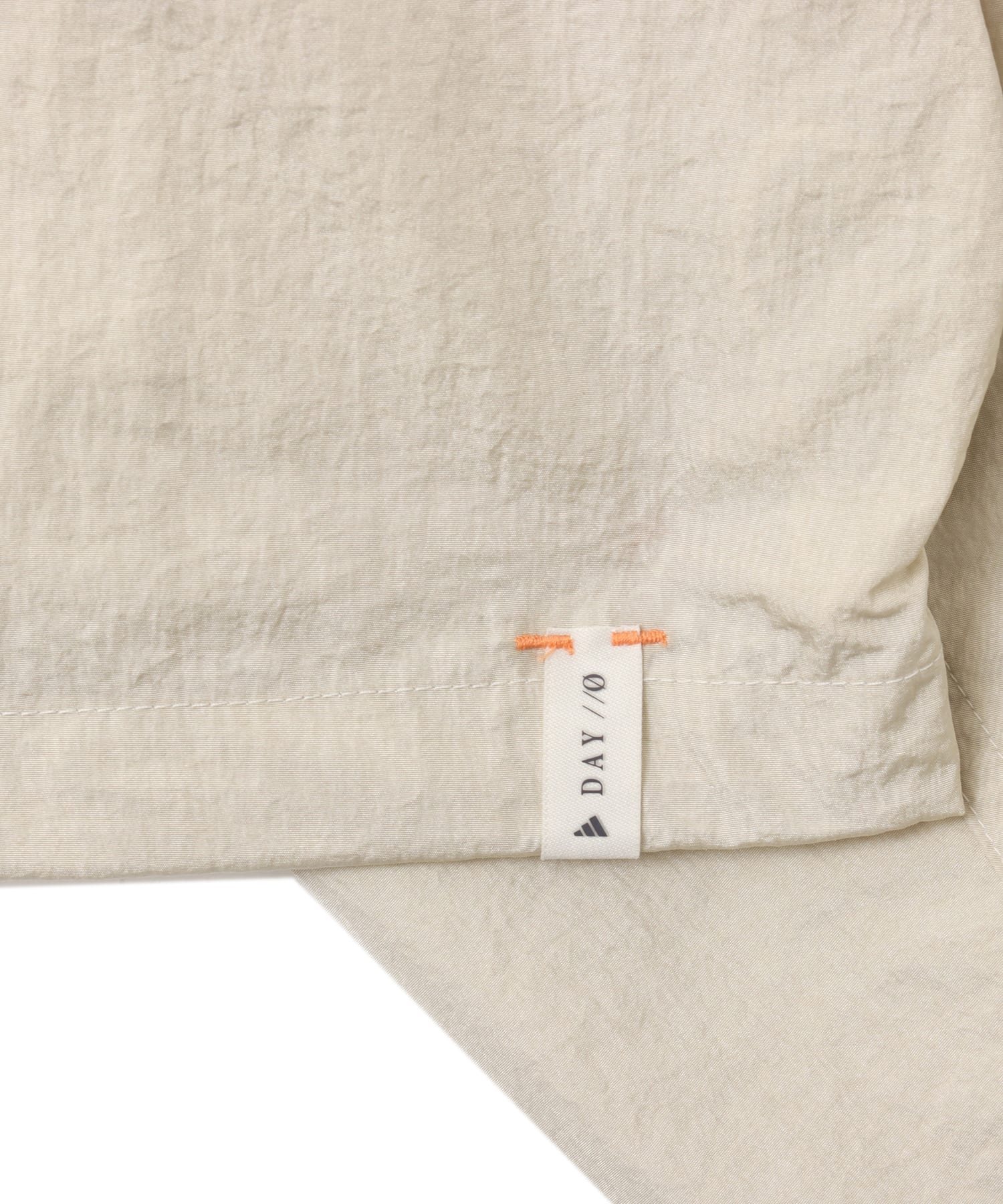 adidas DAY//Ø WOVEN JACKET W パテグレーの画像