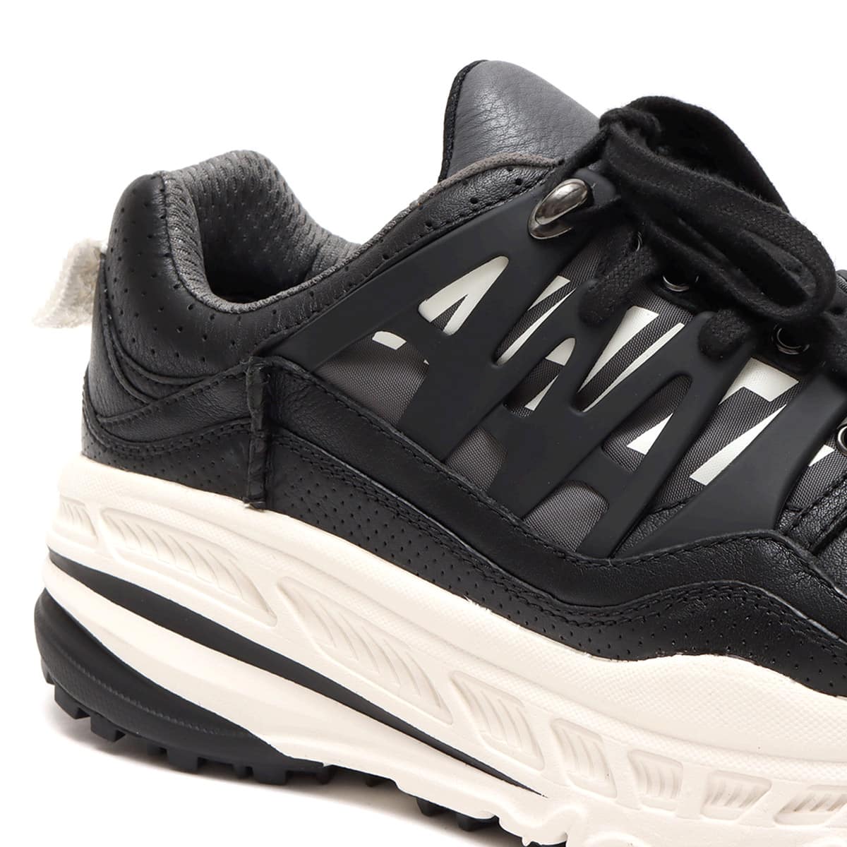 WHITE MOUNTAINEERING × UGG SNEAKER C805 BLACK 21FA-I|atmos（アトモス） 公式オンラインストア