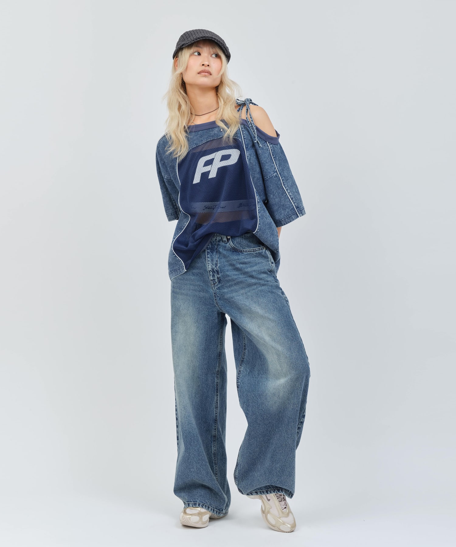 atmos pink Off Shoulder Football T-shirt BLUEの画像
