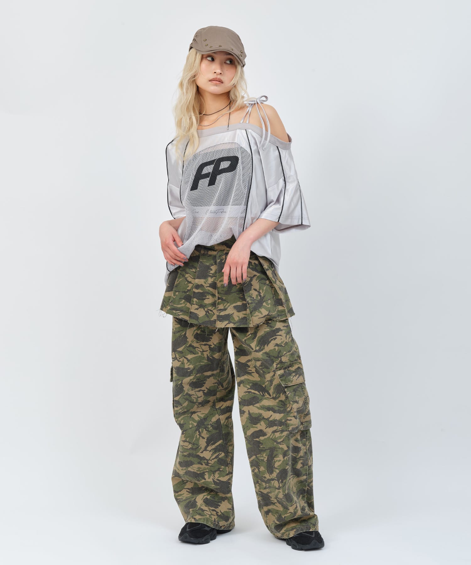 atmos pink Off Shoulder Football T-shirt GRAYの画像