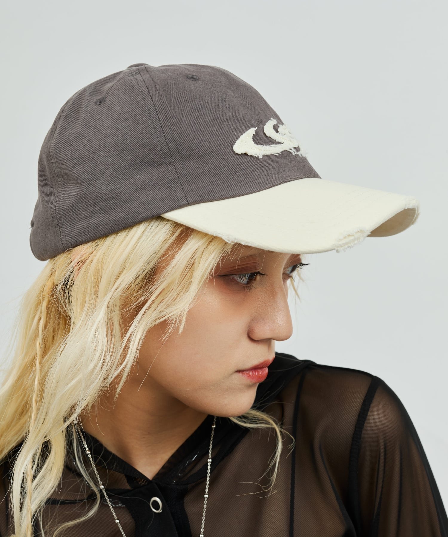 atmos pink Bi-Color Twill Cap BLACKの画像