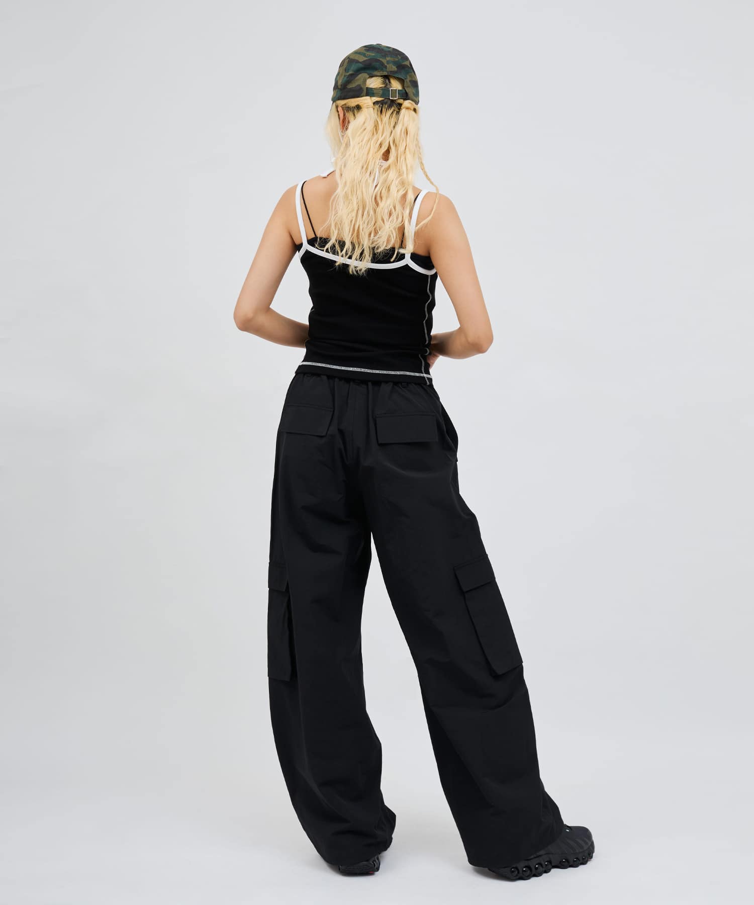 atmos pink Baggy Nylon Pants BLACKの画像