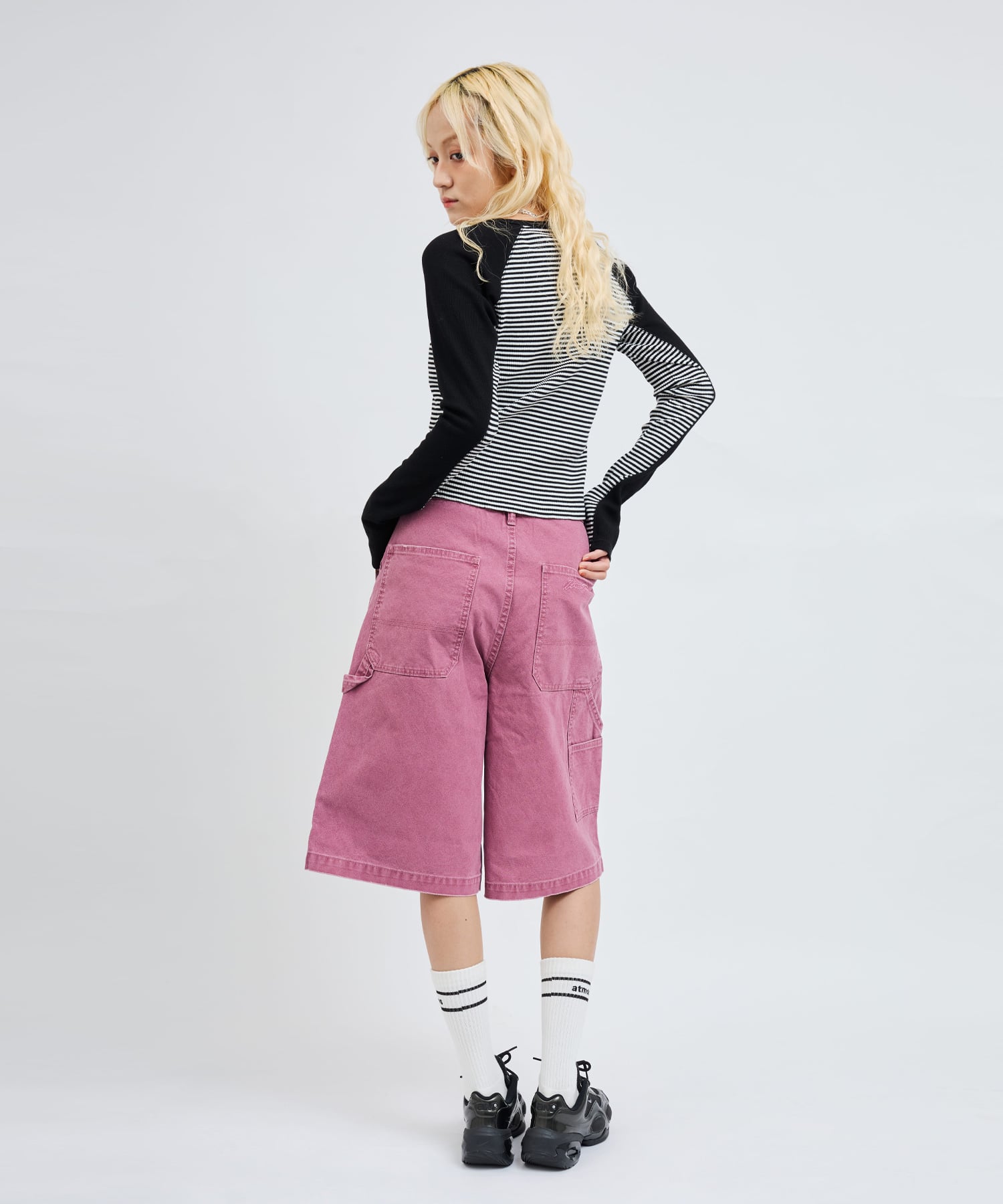 atmos pink V-Neck Raglan Long Sleeve T-shirt BLACKの画像