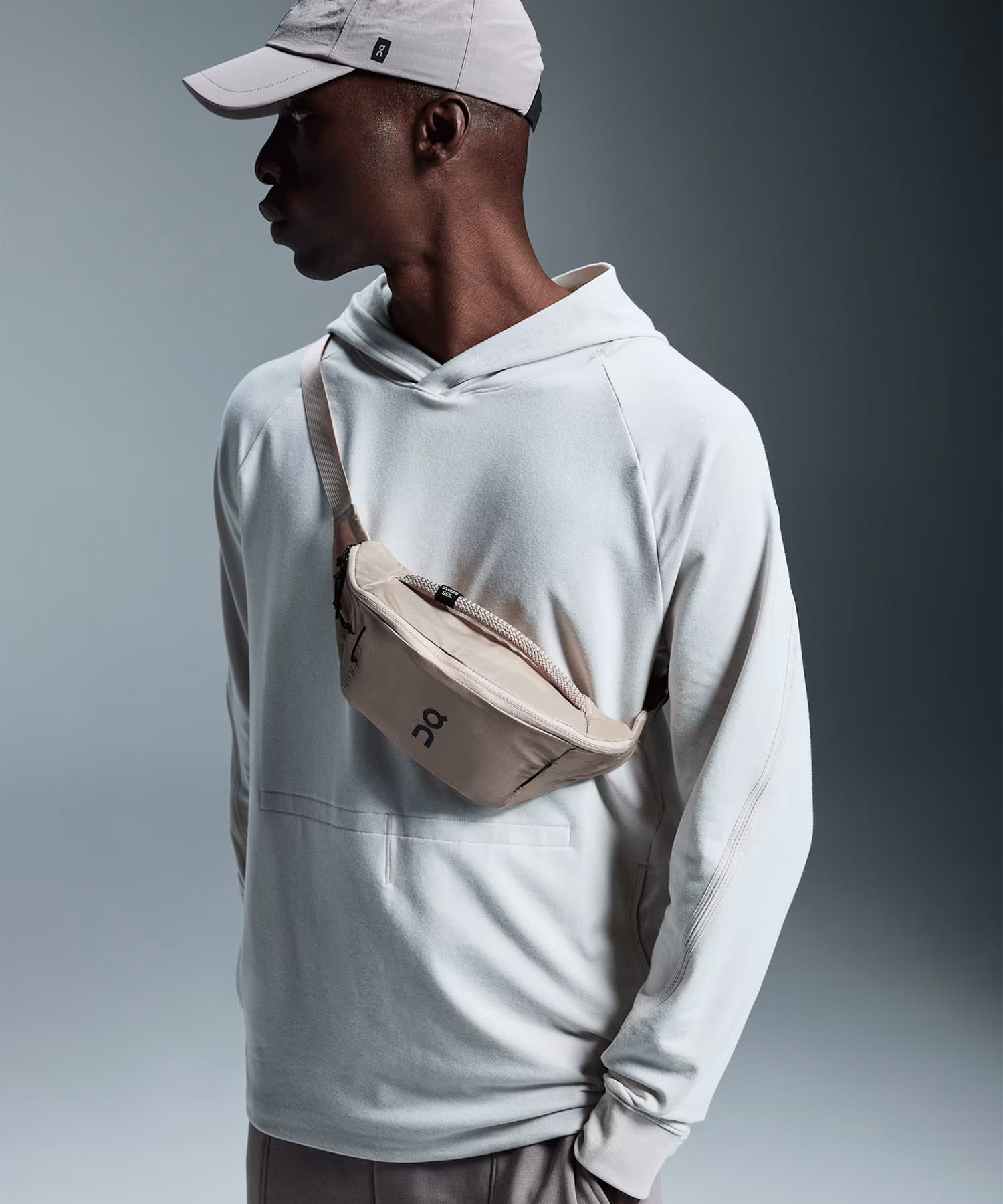 On Waist Pack 2L Lite 1 U Sandの画像