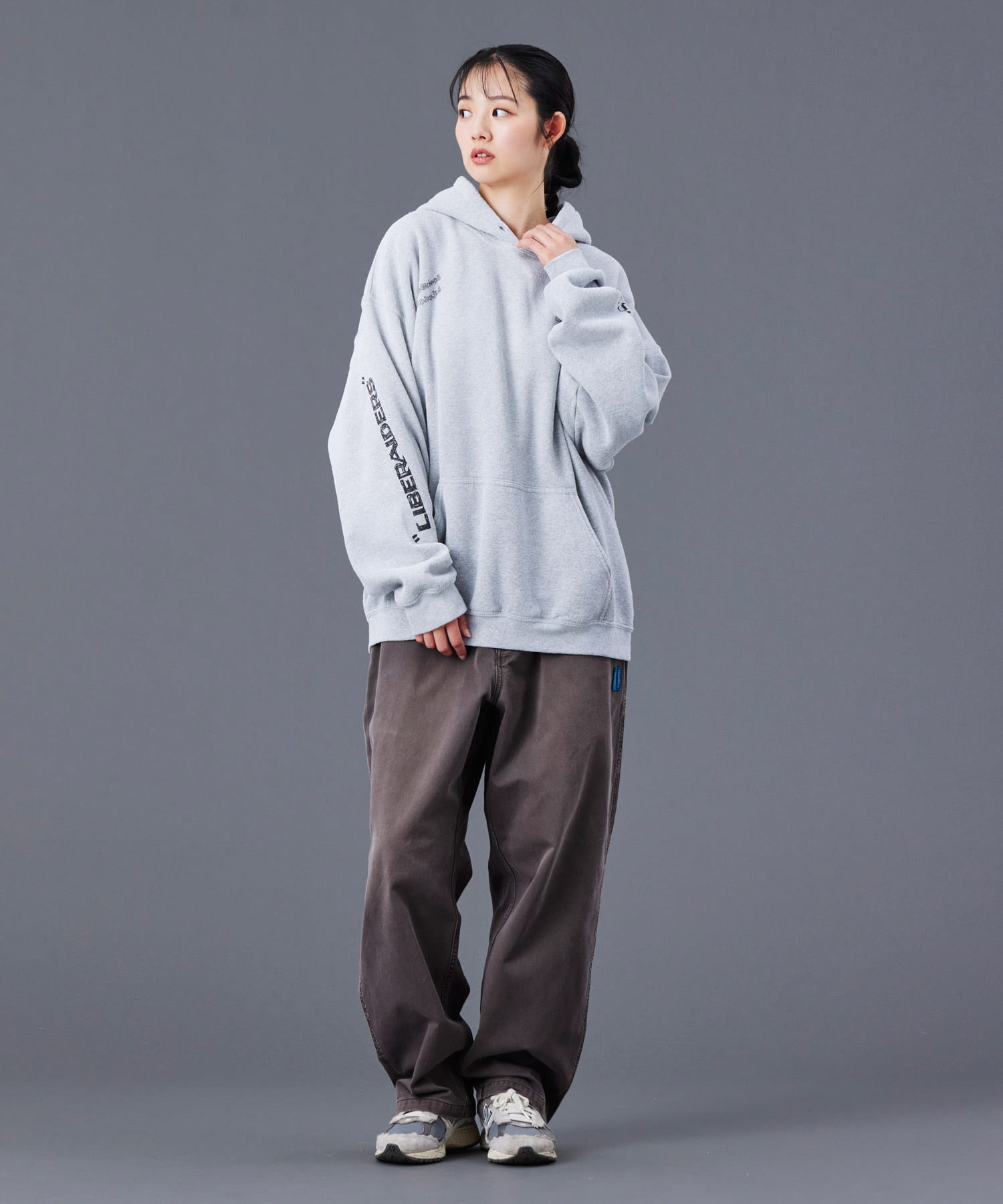 LIBERAIDERS HANDWRITING PRINT HOODIE GRAYの画像
