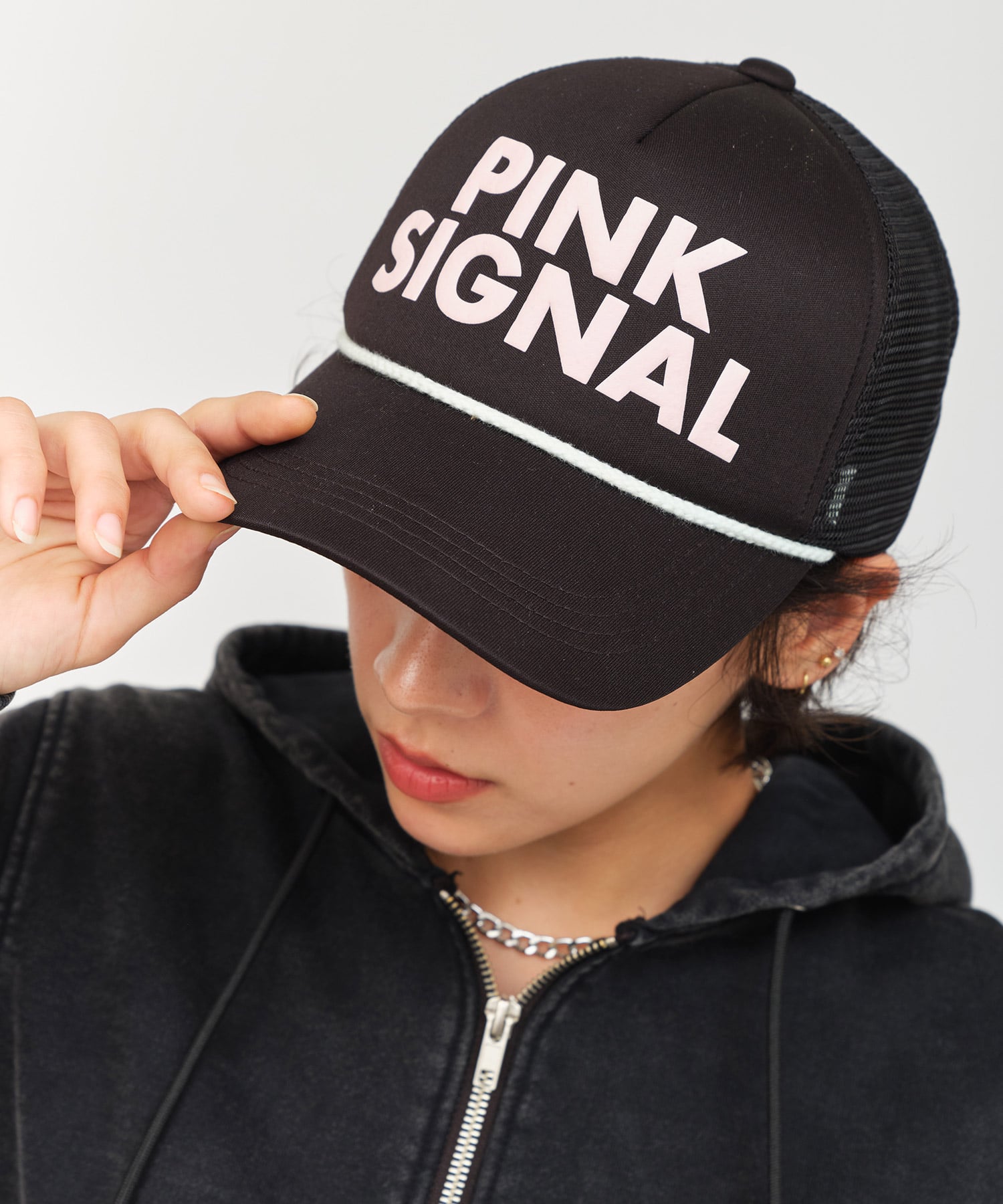 atmos pink SIGNAL Logo Cap BLACKの画像