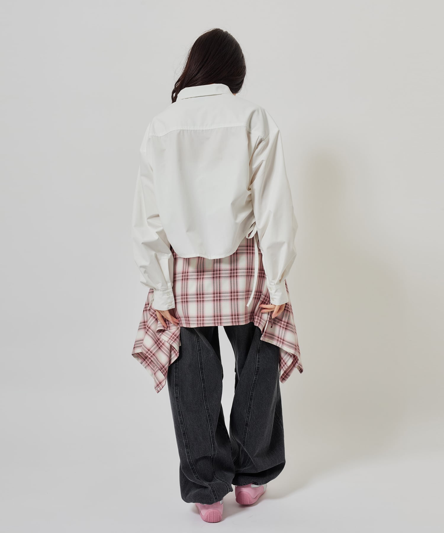 atmos pink Shirring Cropped Shirt WHITEの画像