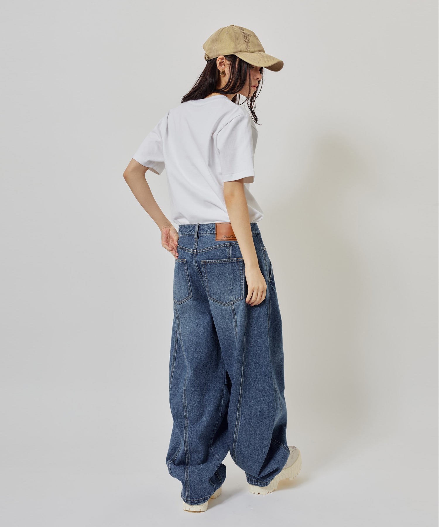 atmos pink Embroidery Logo T-shirt WHITEの画像