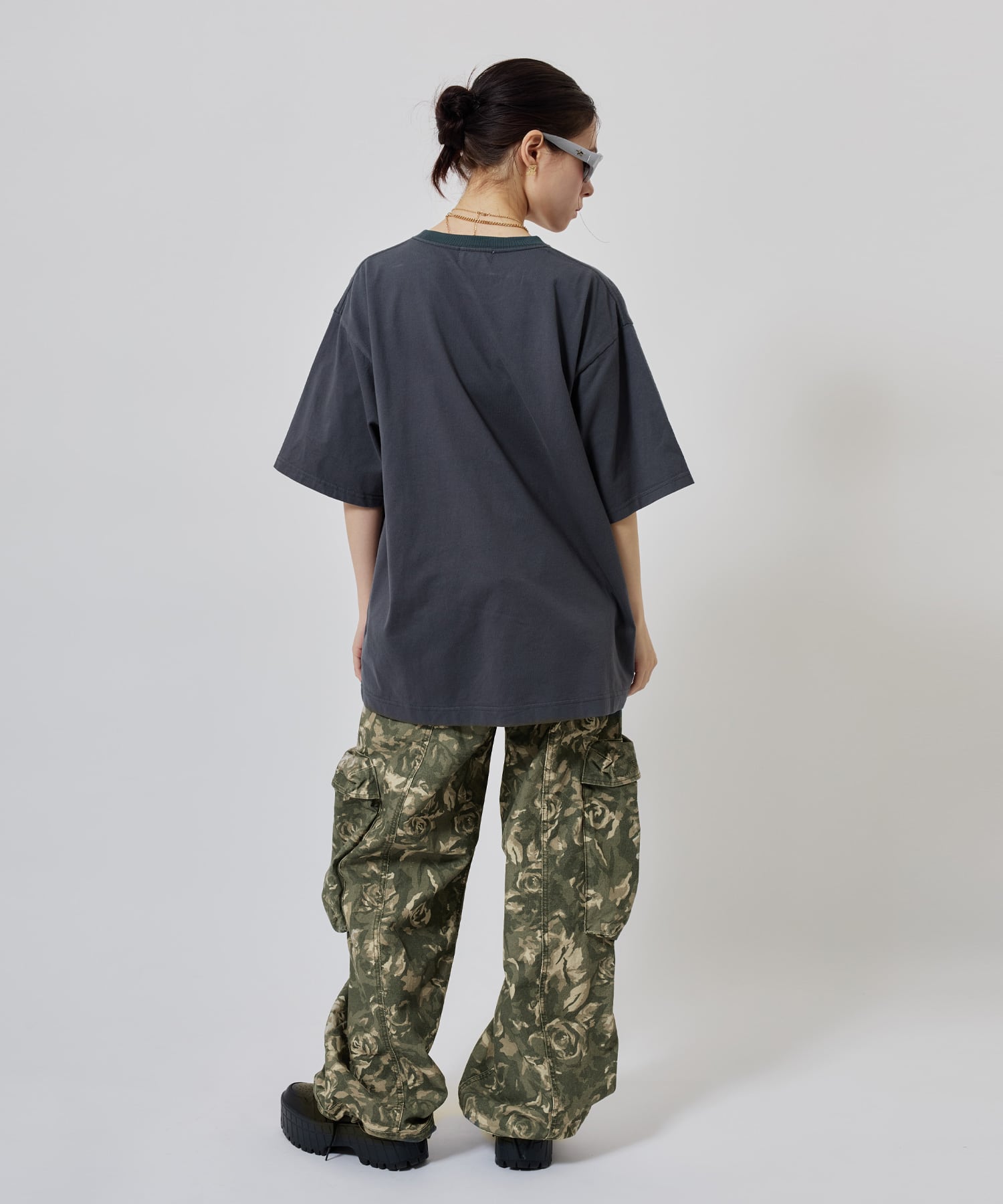 atmos pink Oval Logo T-shirt BLACKの画像