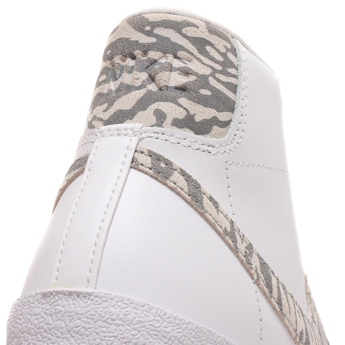 NIKE W BLAZER MID '77 SE WHITE/SUMMIT WHITE-PARTICLE GREY-BLACK 21FA-Iの画像