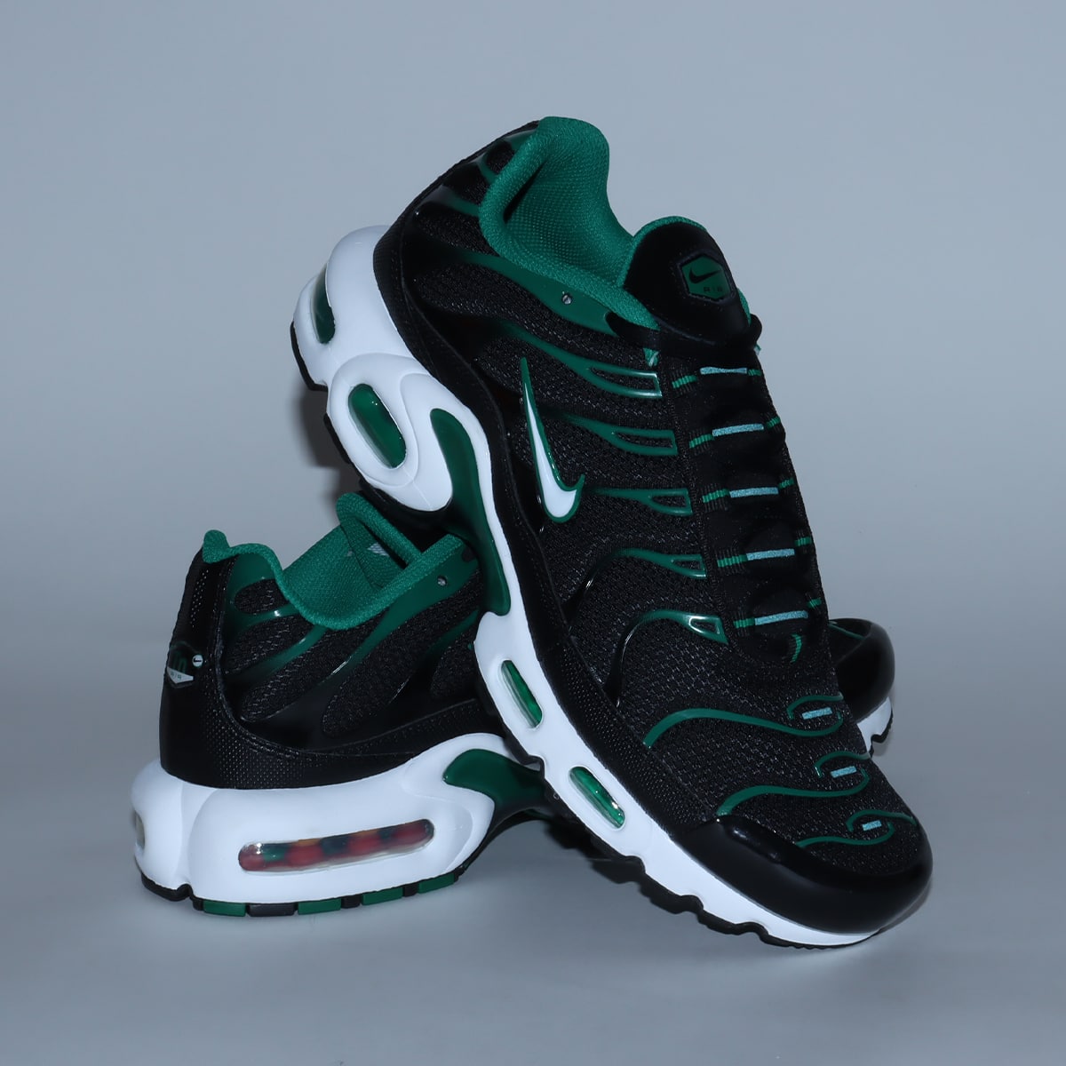 NIKE AIR MAX PLUS BLACK/WHITE-MALACHITE-GUM LIGHT BROWN