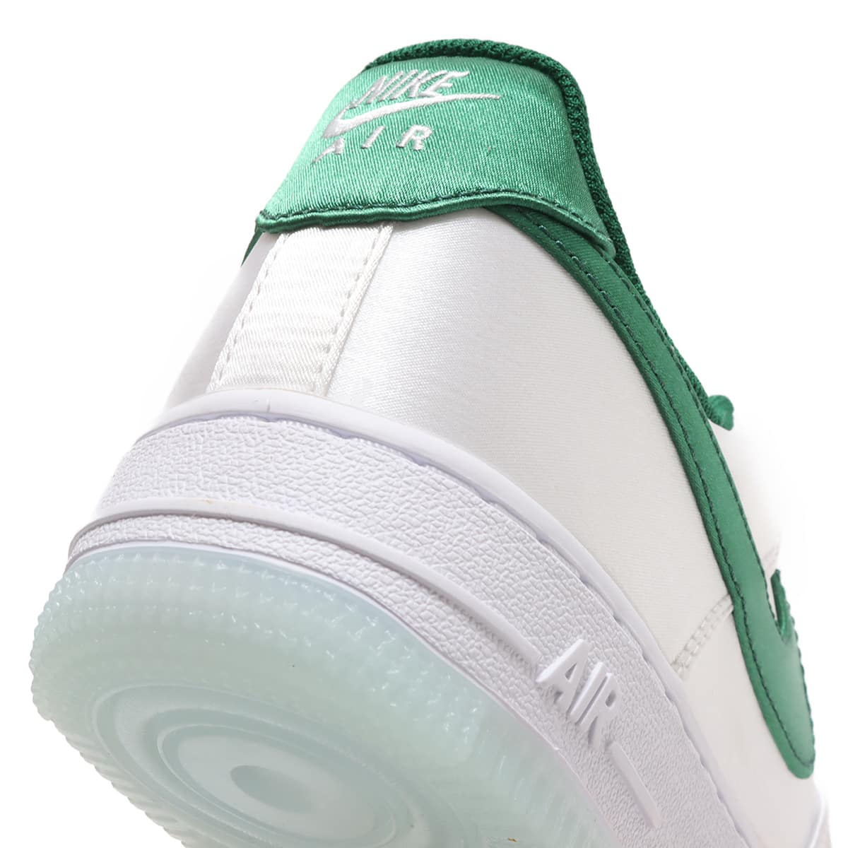 NIKE W AIR FORCE 1 '07 ESS SNKR WHITE/SPORT GREEN-SPORT GREEN-ICE
