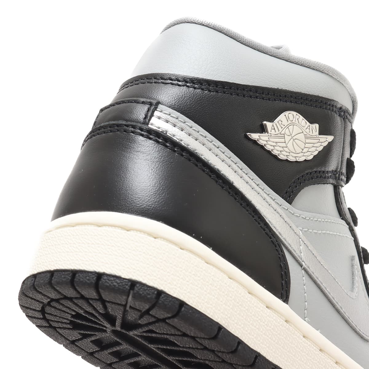 JORDAN BRAND WMNS AIR JORDAN 1 MID SE BLACK/METALLIC SILVER-LT SMOKE  GREY-SAIL 23HO-I