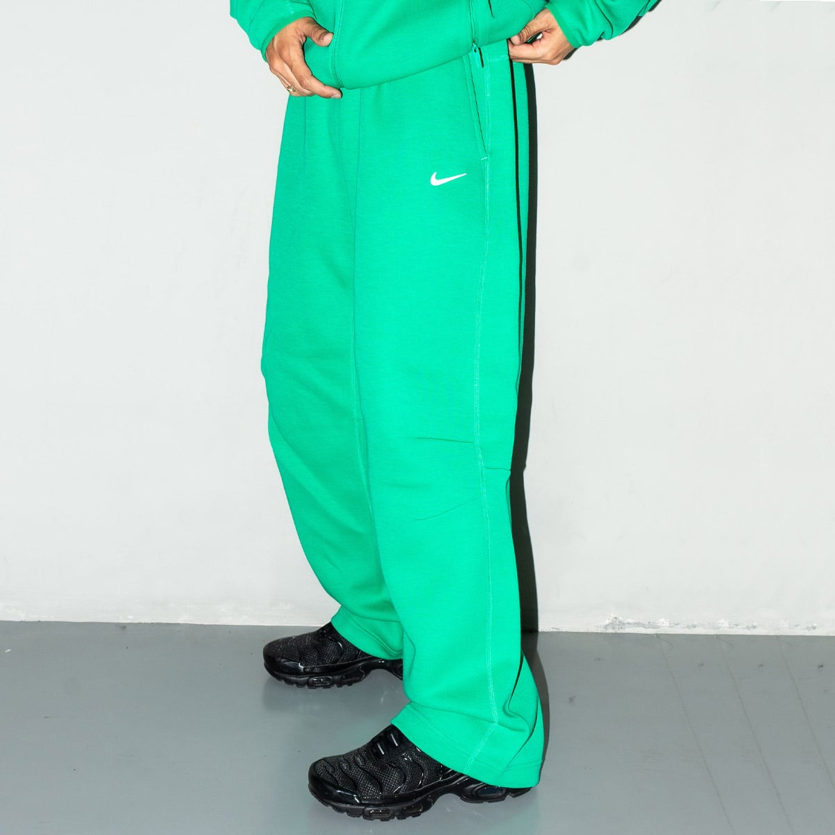 NIKE M NRG TS TCH FLC OH PANT STADIUM GREEN/SAIL 23FA-S