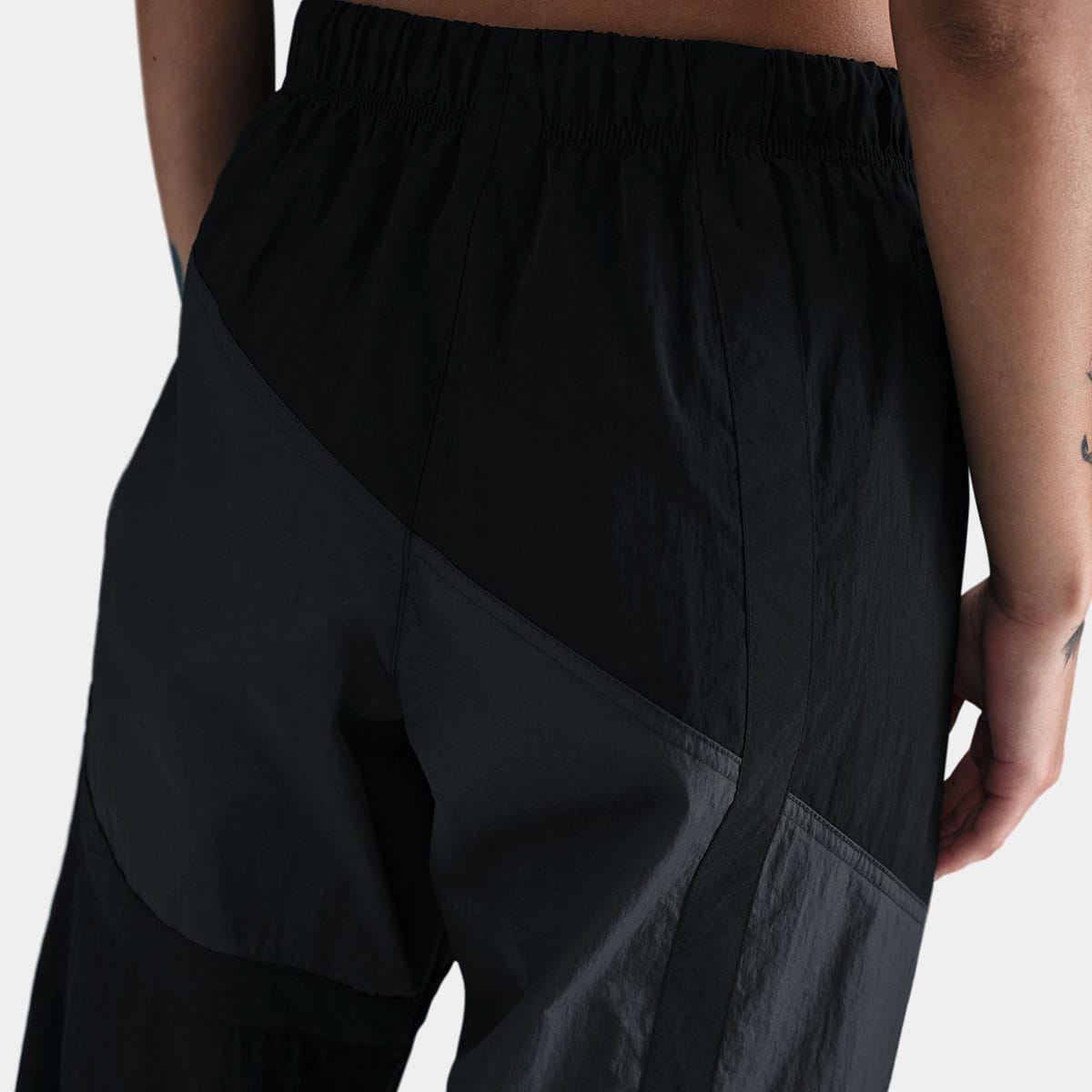 NIKE AS W NSW STREET WVN OH PANT ANTHRACITE/BLACK/BLACK/BLACKの画像