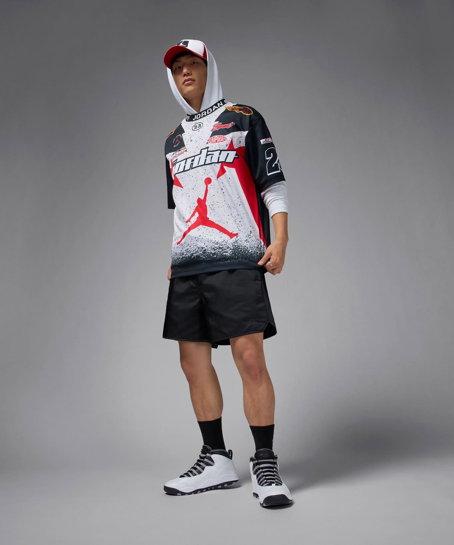JORDAN BRAND M J ESS STMT GFX SS TOP MTRSPT NEUTRAL GREY/BLACK/FIRE REDの画像