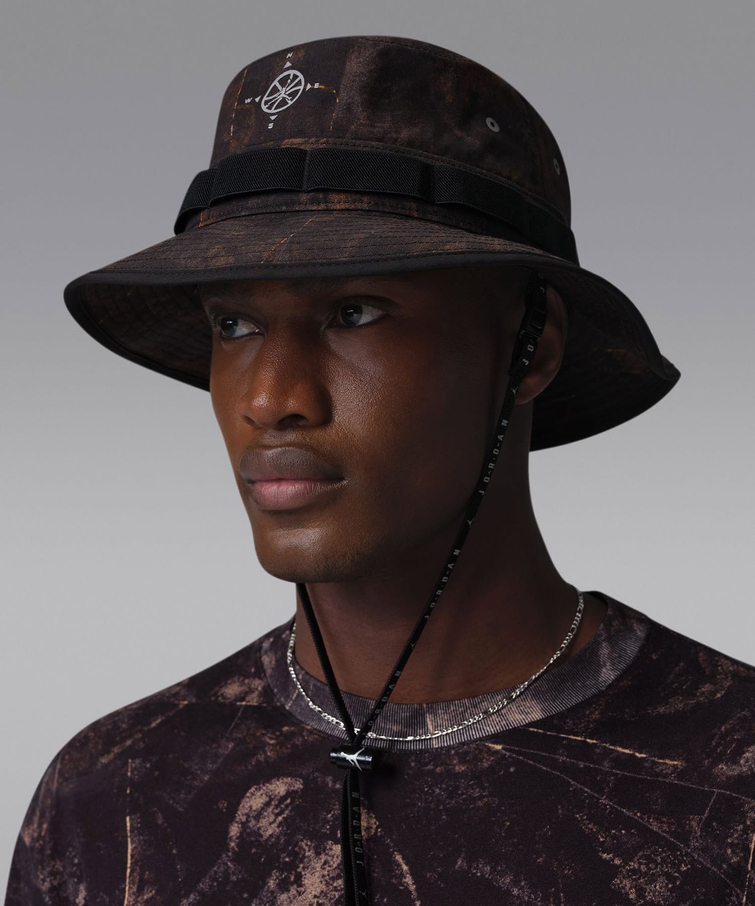 JORDAN BRAND U J APEX UTLTY BUCKET AOP HM WHITEの画像