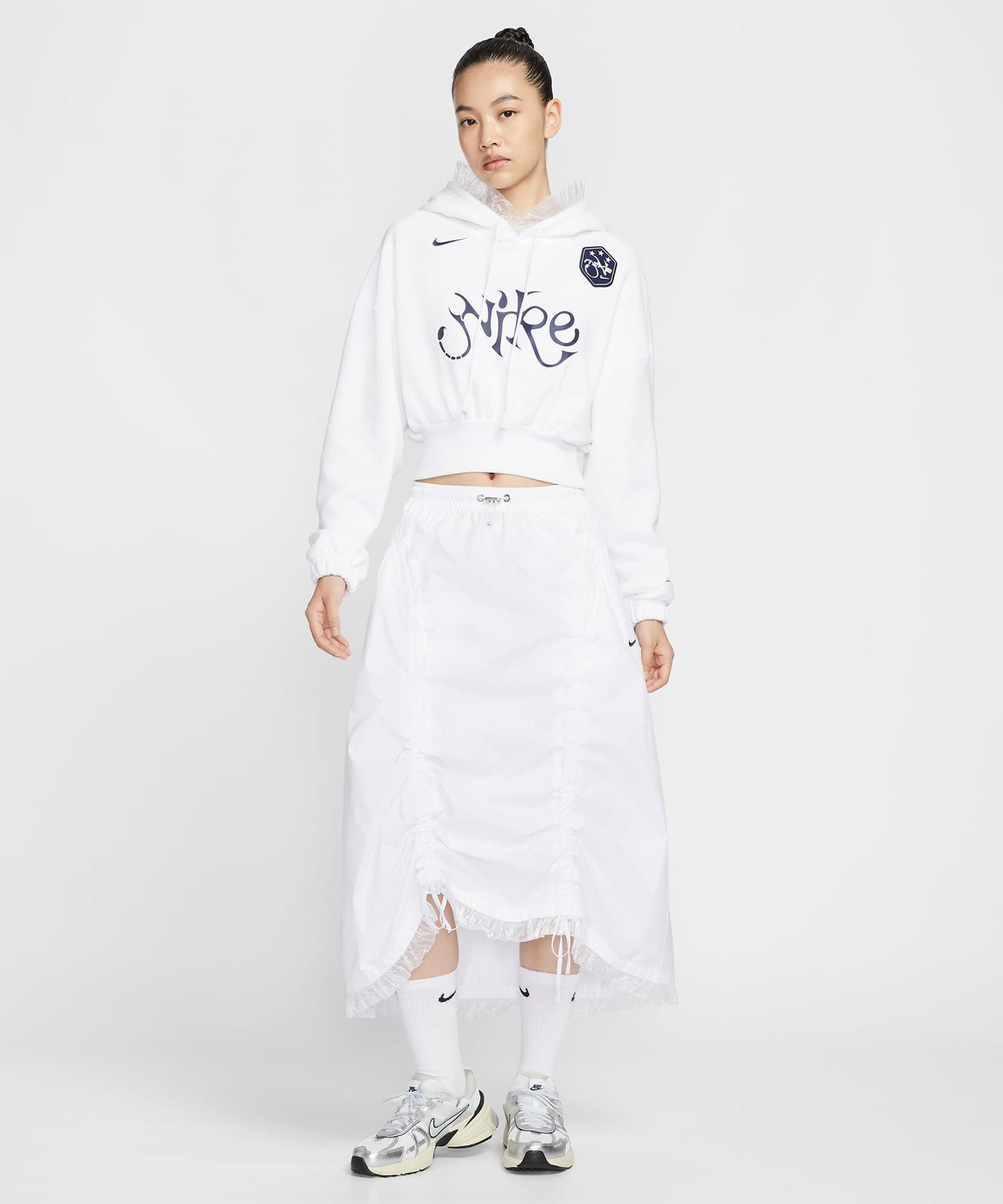 NIKE AS W NSW OS FLC CROP PO HDY GC WHITEの画像