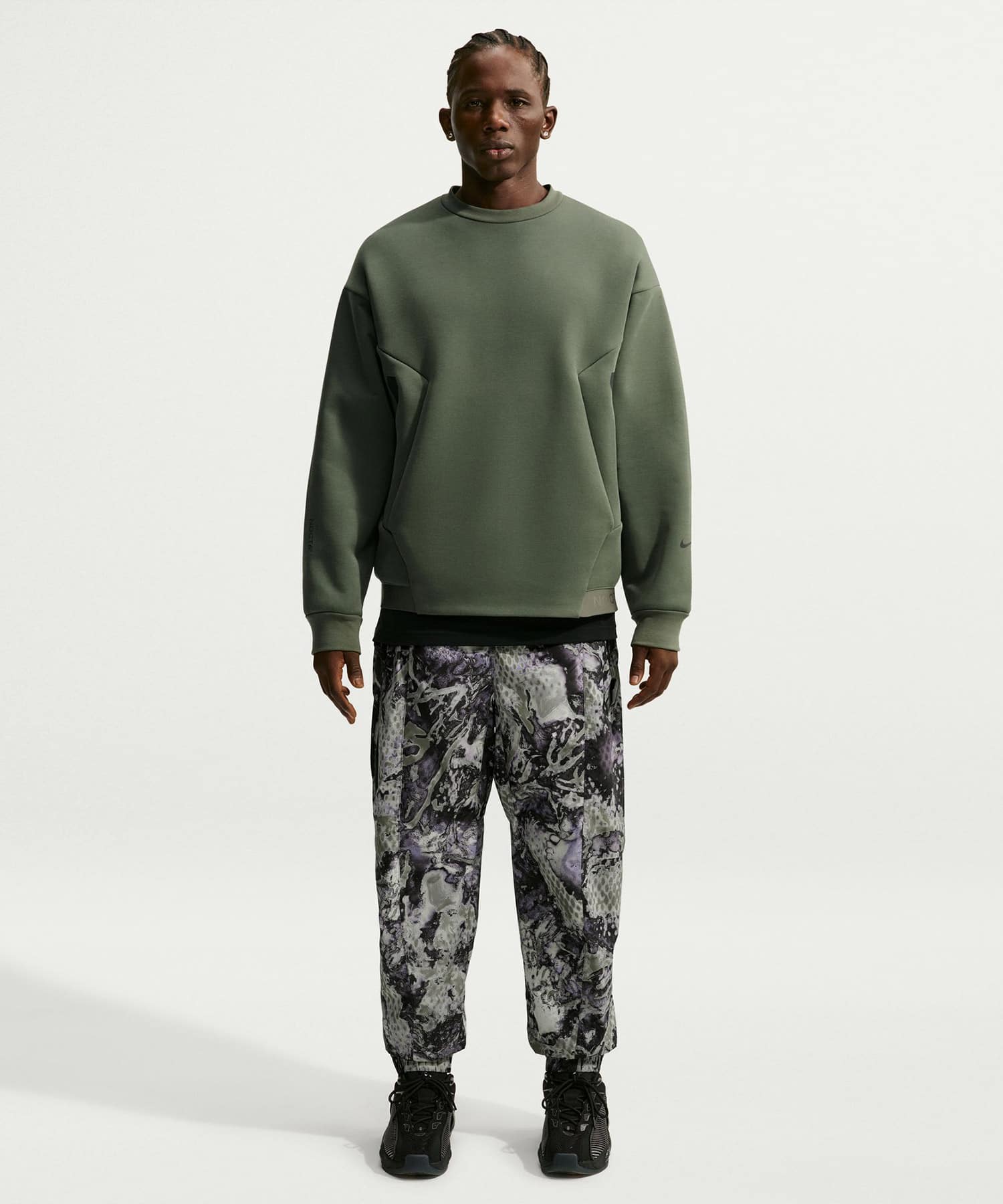 NIKE M NRG NOCTA TRAPEZOID CUT CREW OLIVEの画像