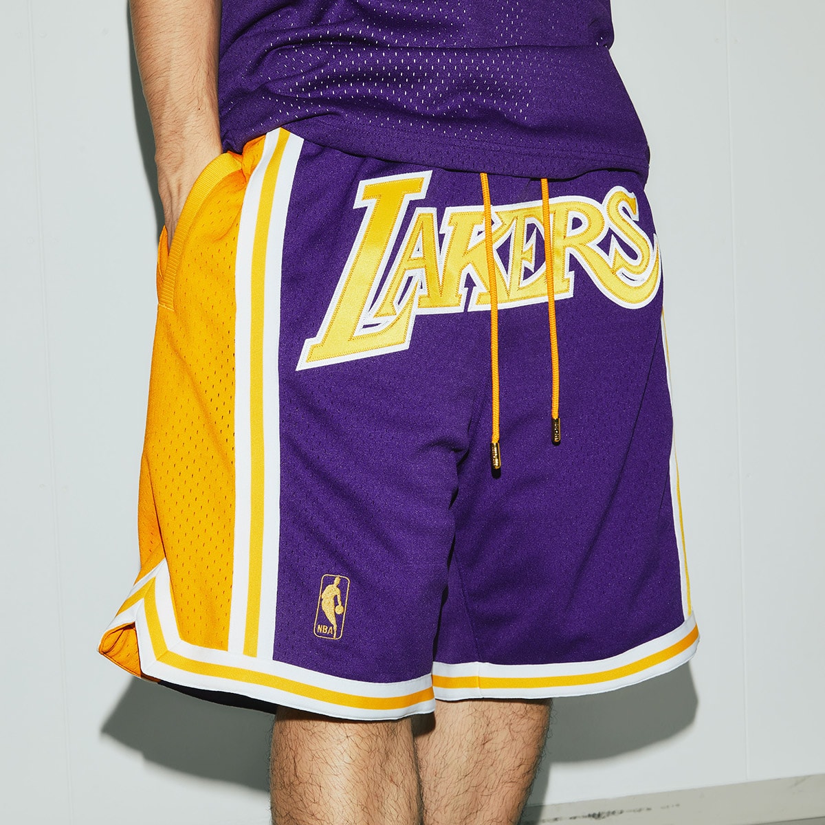 極美品 JUST DON ジャストドン レイカーズ ショートパンツ イエロー パープル NBA SHORNG18321-LAL サイズM  53784