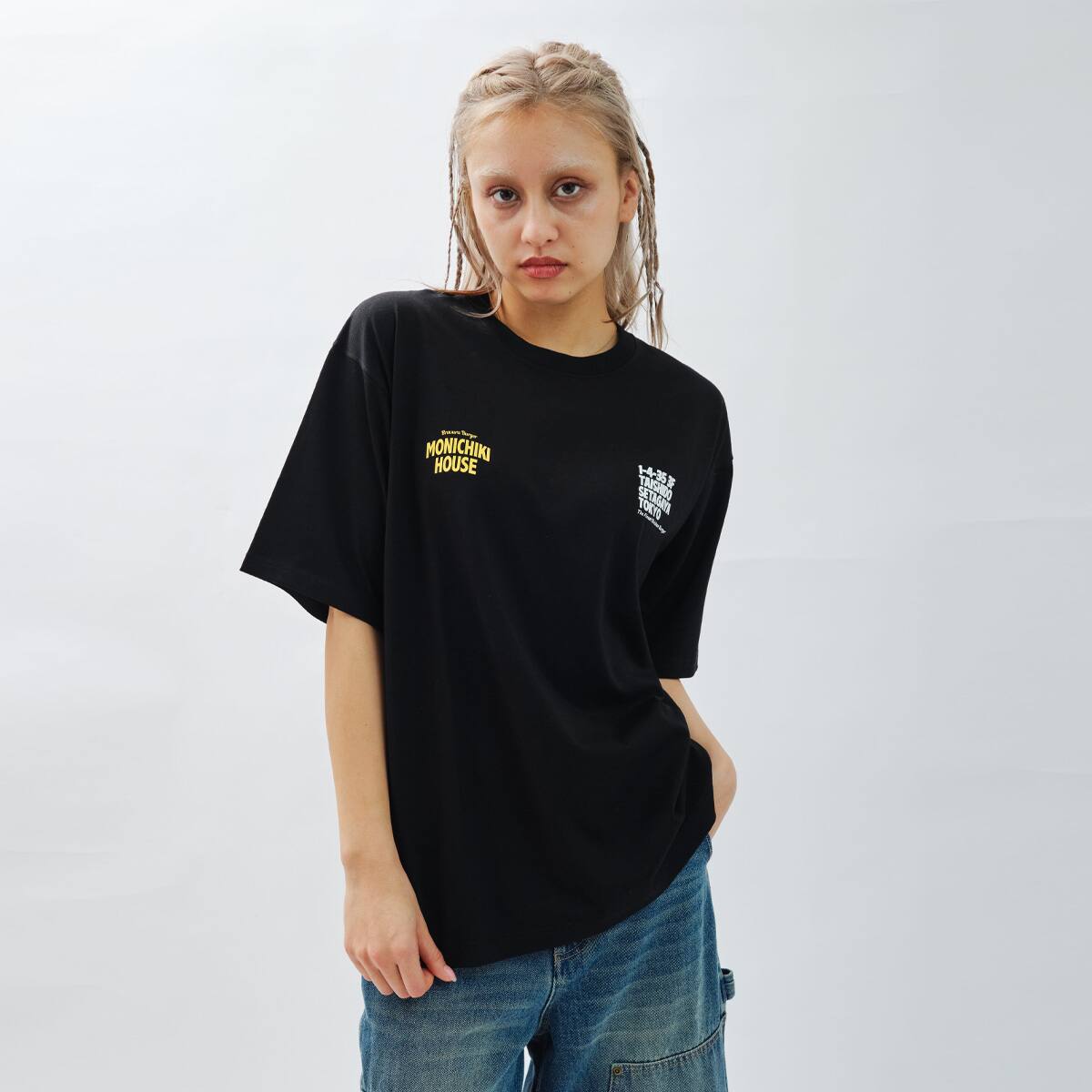 atmos pink x MONICHIKI HOUSE Address T-Shirt BLACKのメイン画像