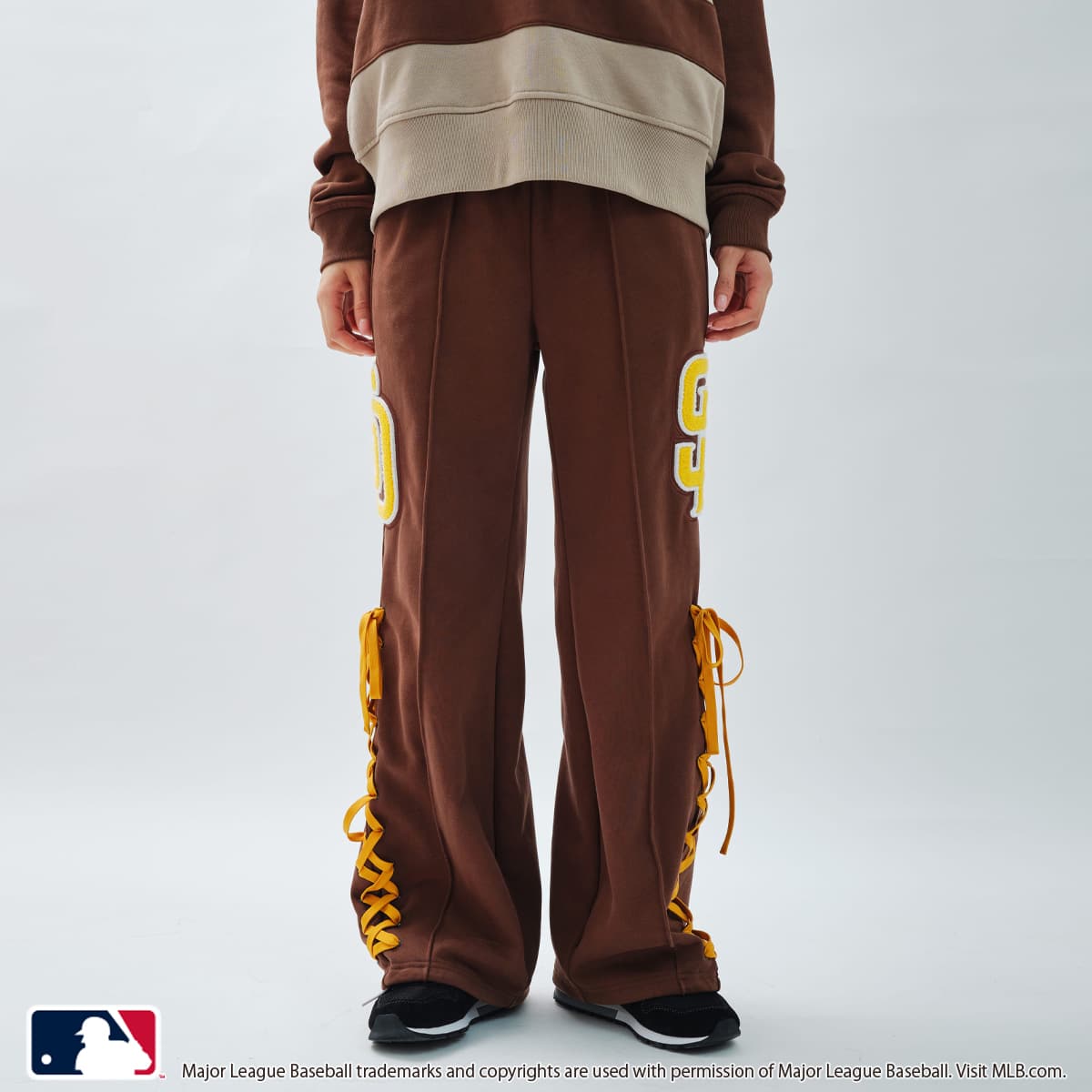 atmos pink MLB Sweat Pants BROWNのメイン画像