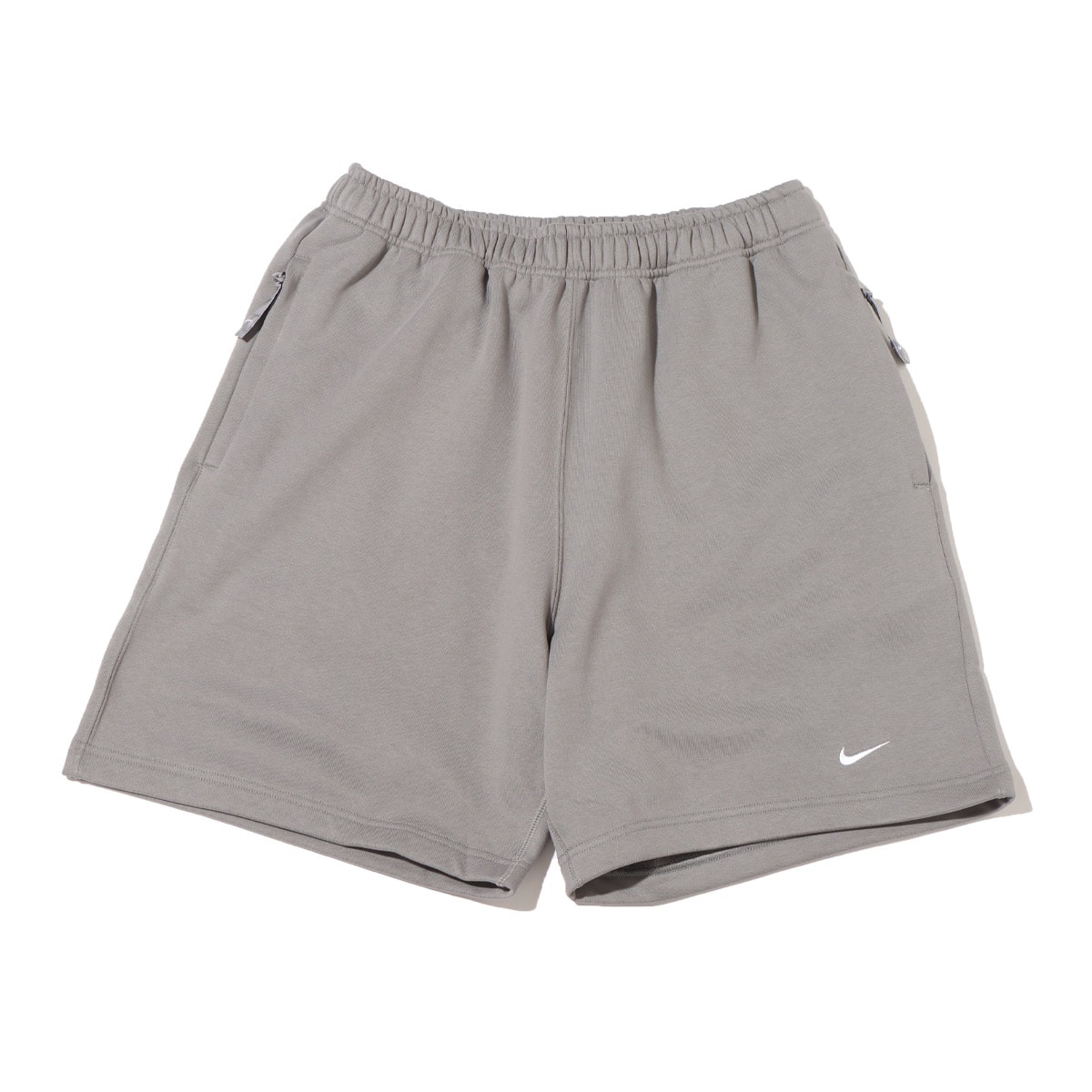 NIKE AS M NK SOLO SWSH FT SHORT FLAT PEWTER/WHITE 23FA-I