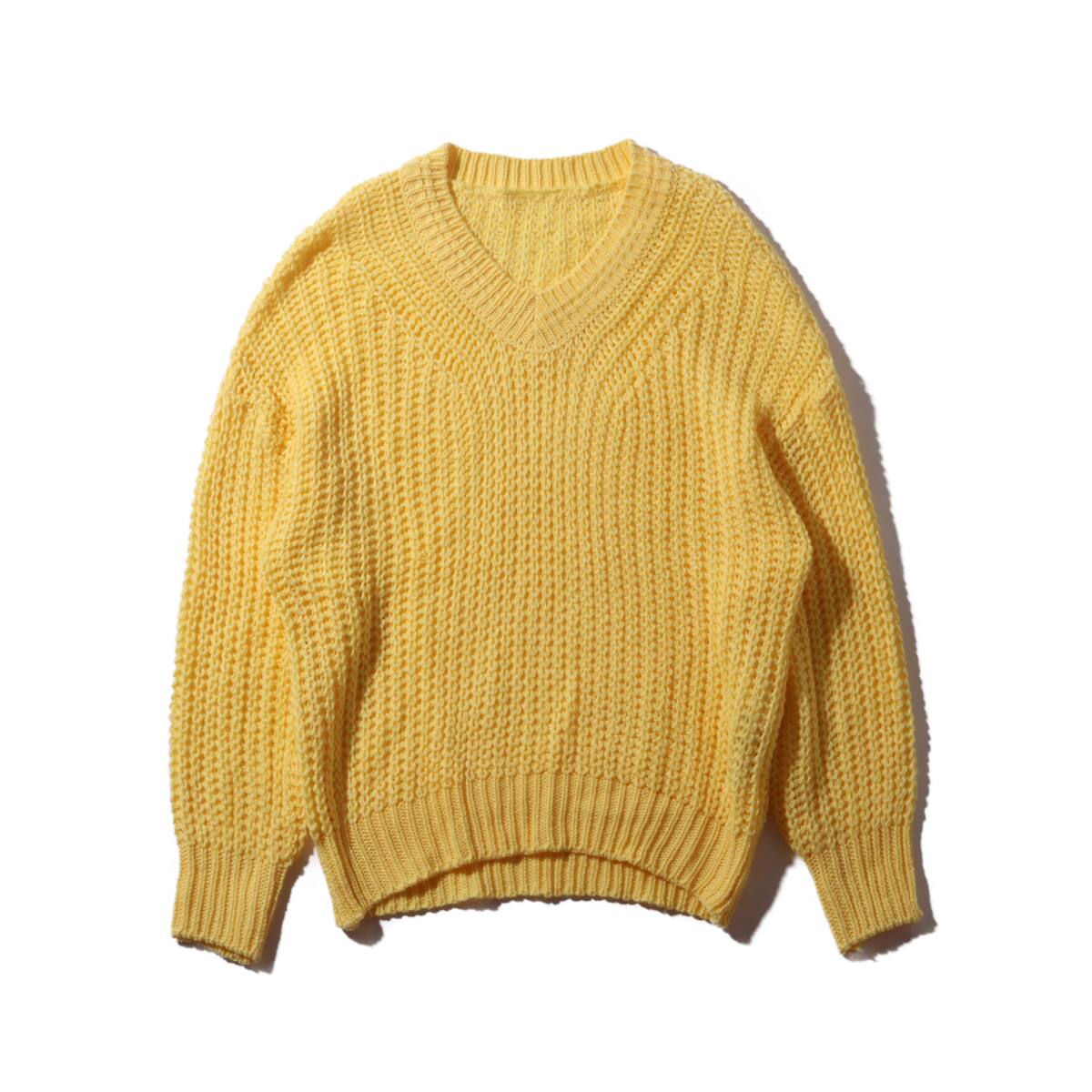 atmos pink Vネック ニット YELLOWのメイン画像
