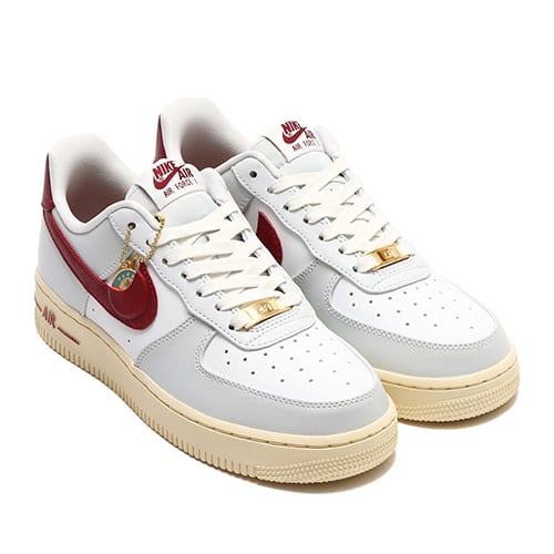 NIKE WMNS AIR FORCE 1 '07 SE PHOTON DUST/TEAM RED-SUMMIT WHITE-MUSLIN 23SP-I