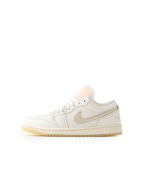 JORDAN BRAND WMNS AIR JORDAN 1 LOW SE SAIL/TEAM GOLD-PALE IVORY - ベージュ