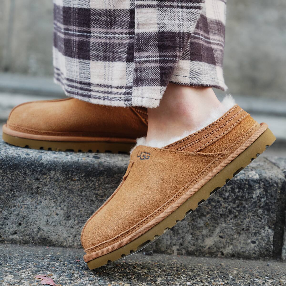 衝撃特価 UGG アグ ニューマン 新品 チェスナット NEUMAN モカシン