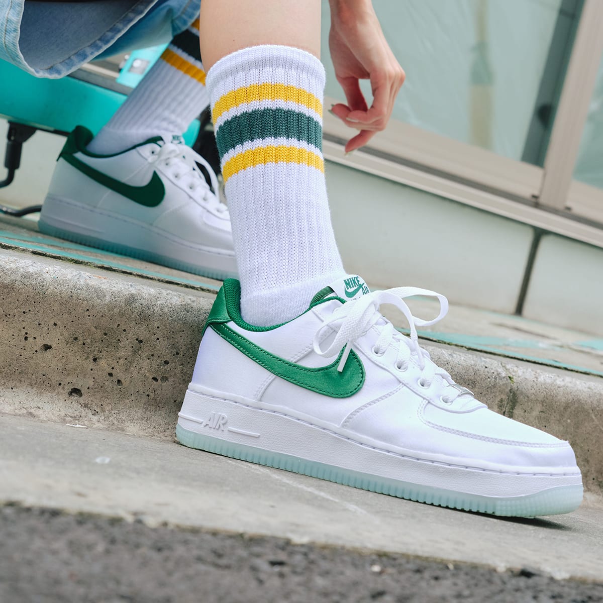 NIKE W AIR FORCE 1 '07 ESS SNKR WHITE/SPORT GREEN-SPORT GREEN-ICE