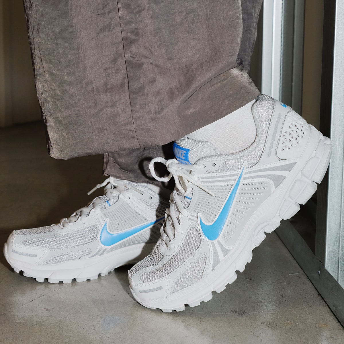 NIKE ZOOM VOMERO 5 SUMMIT WHITE/UNIVERSITY BLUE-PHOTON DUST