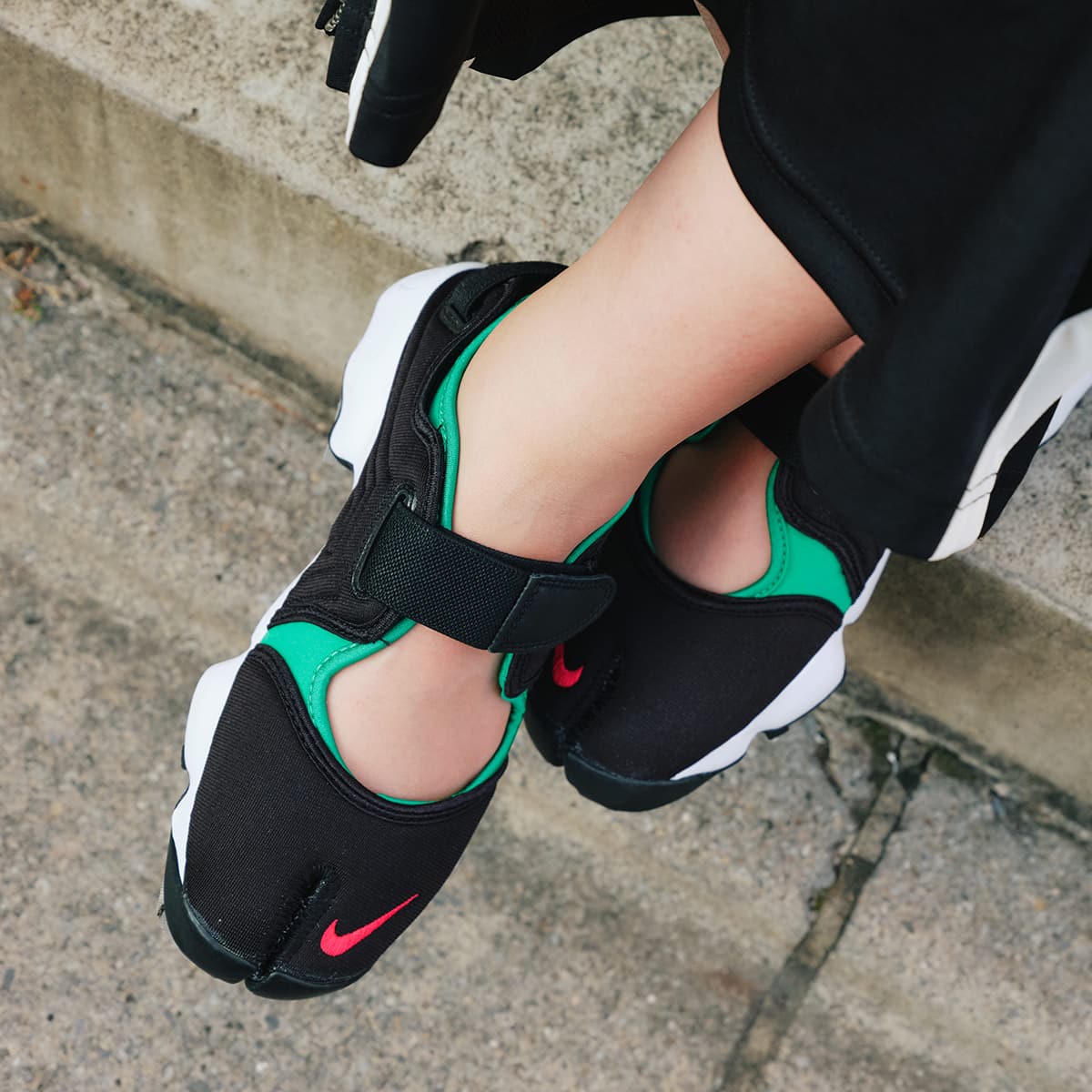 NIKE WMNS AIR RIFT BLACK/UNIVERSITY RED-STADIUM GREEN-WHITE