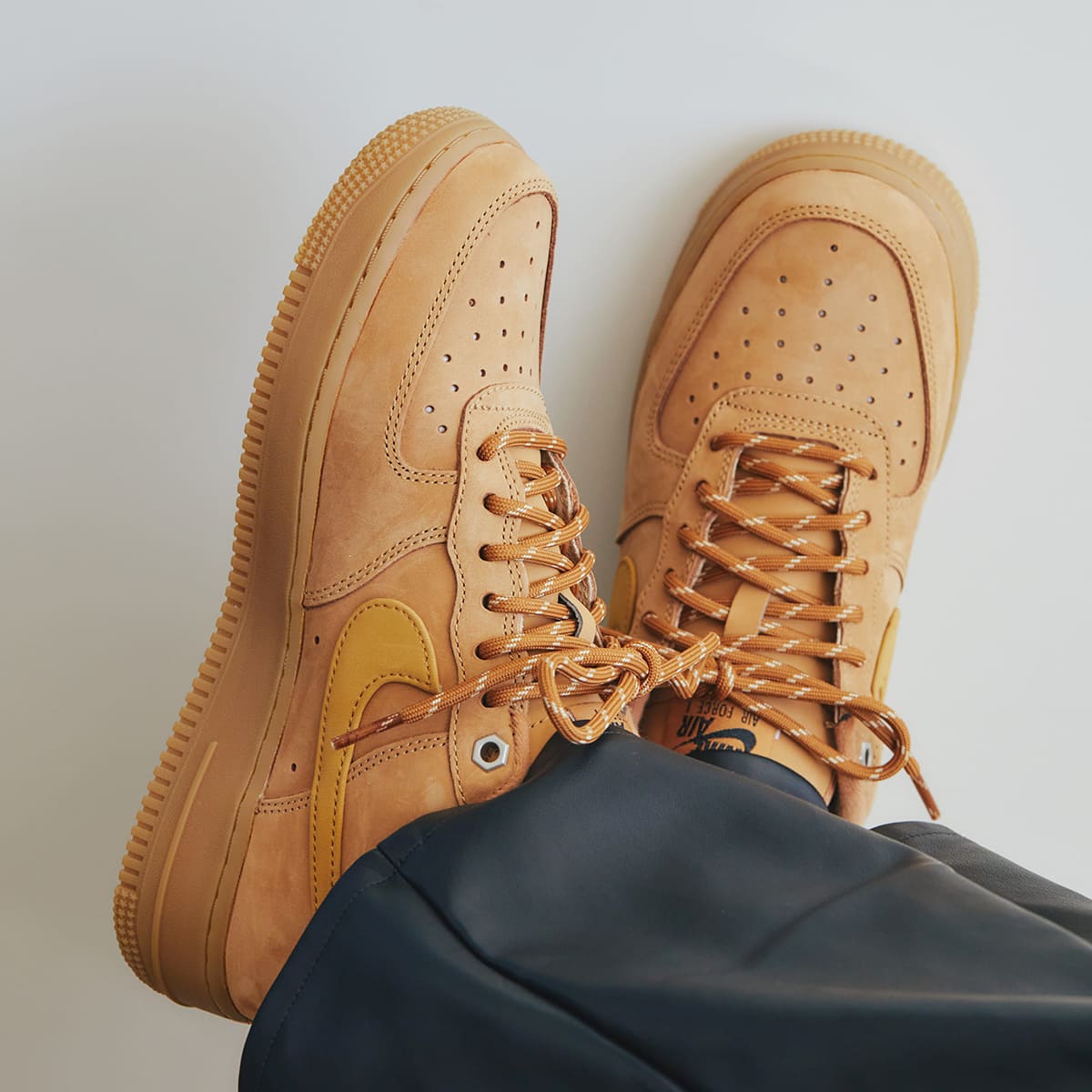 NIKE W AIR FORCE 1 '07 WB FLAX/WHEAT-GUM LIGHT BROWN-BLACK