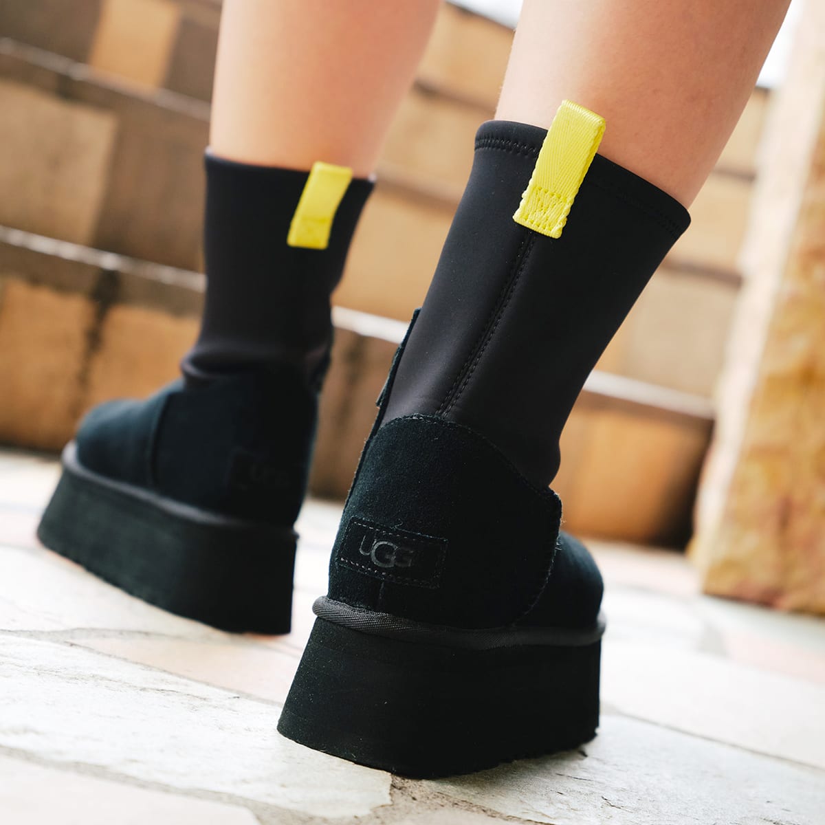 UGG CLASSIC DIPPER (BLACK)厚底ヒール