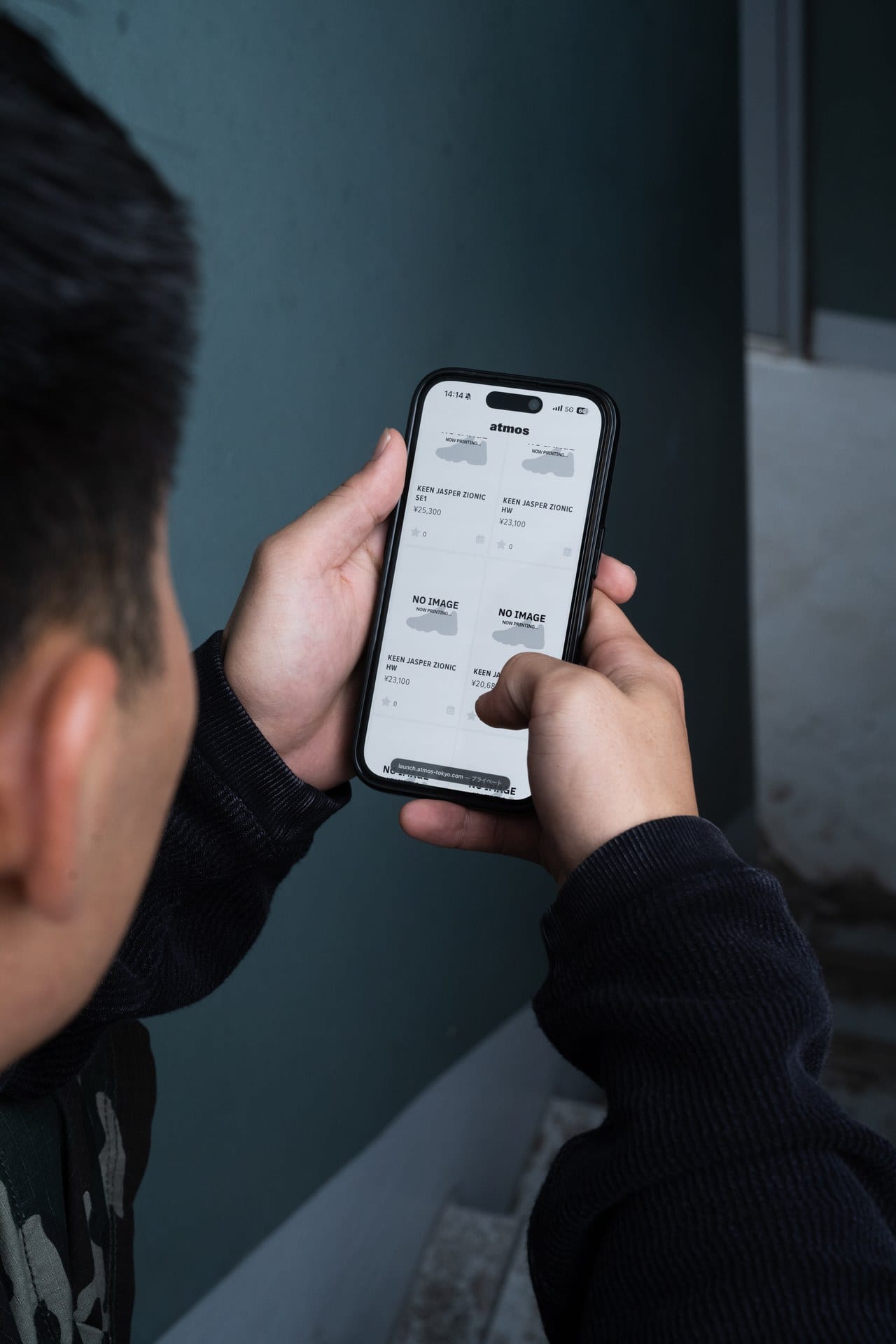 スマートフォンで情報を確認する様子